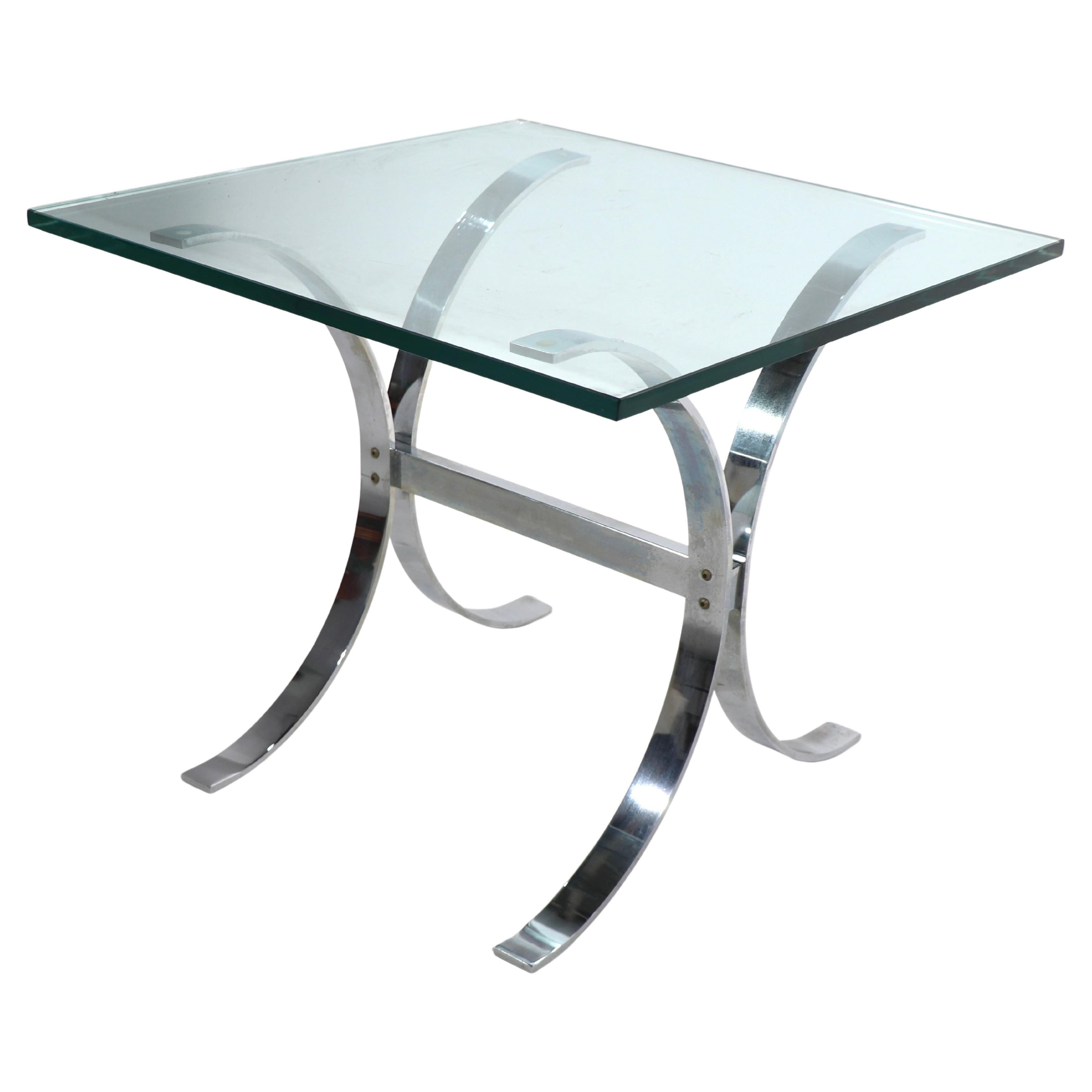 Table à base en chrome et plateau en verre attribuée à Ronald Schmitt