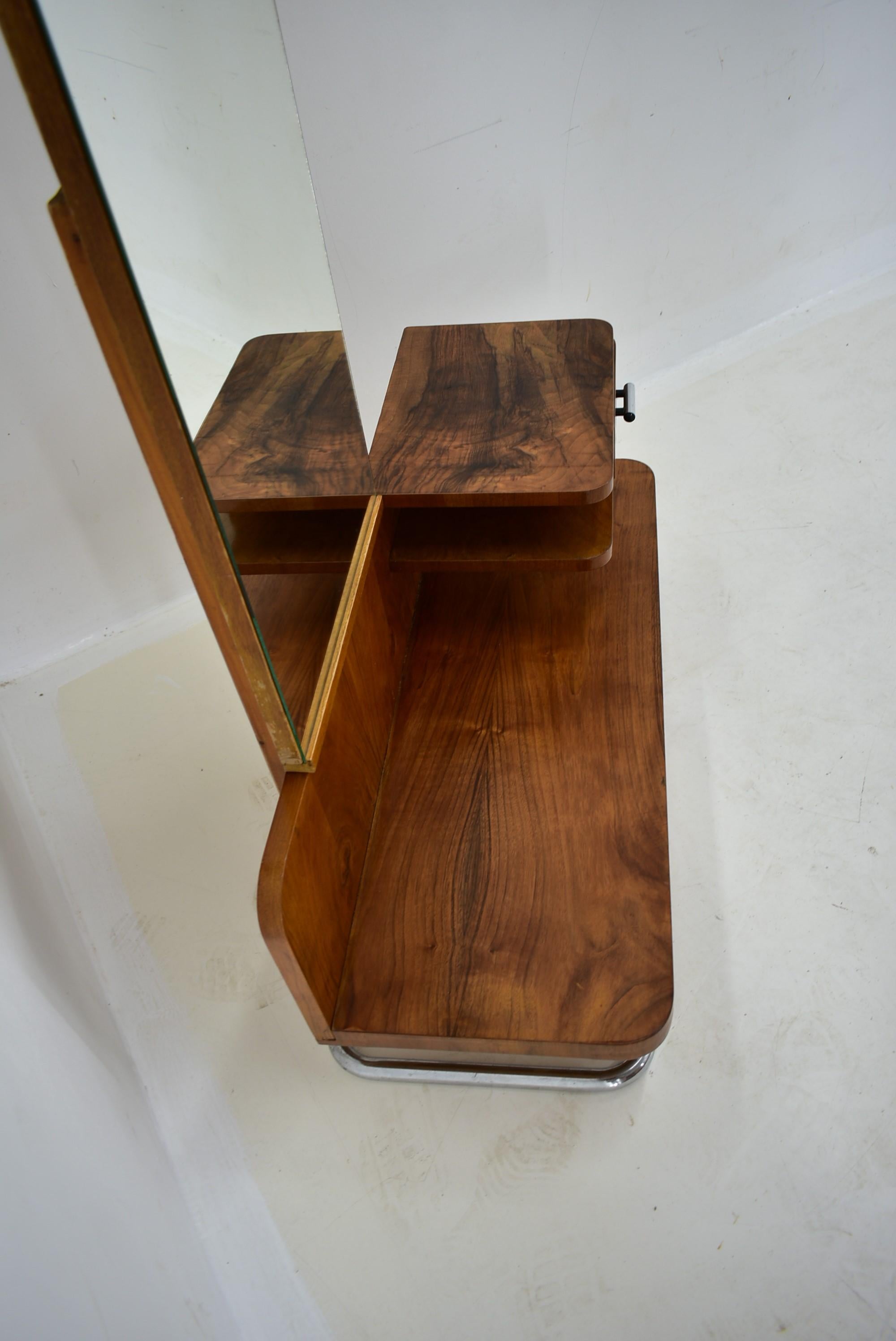 Verchromter Bauhaus-Schminktisch, 1930er Jahre (Tschechisch) im Angebot