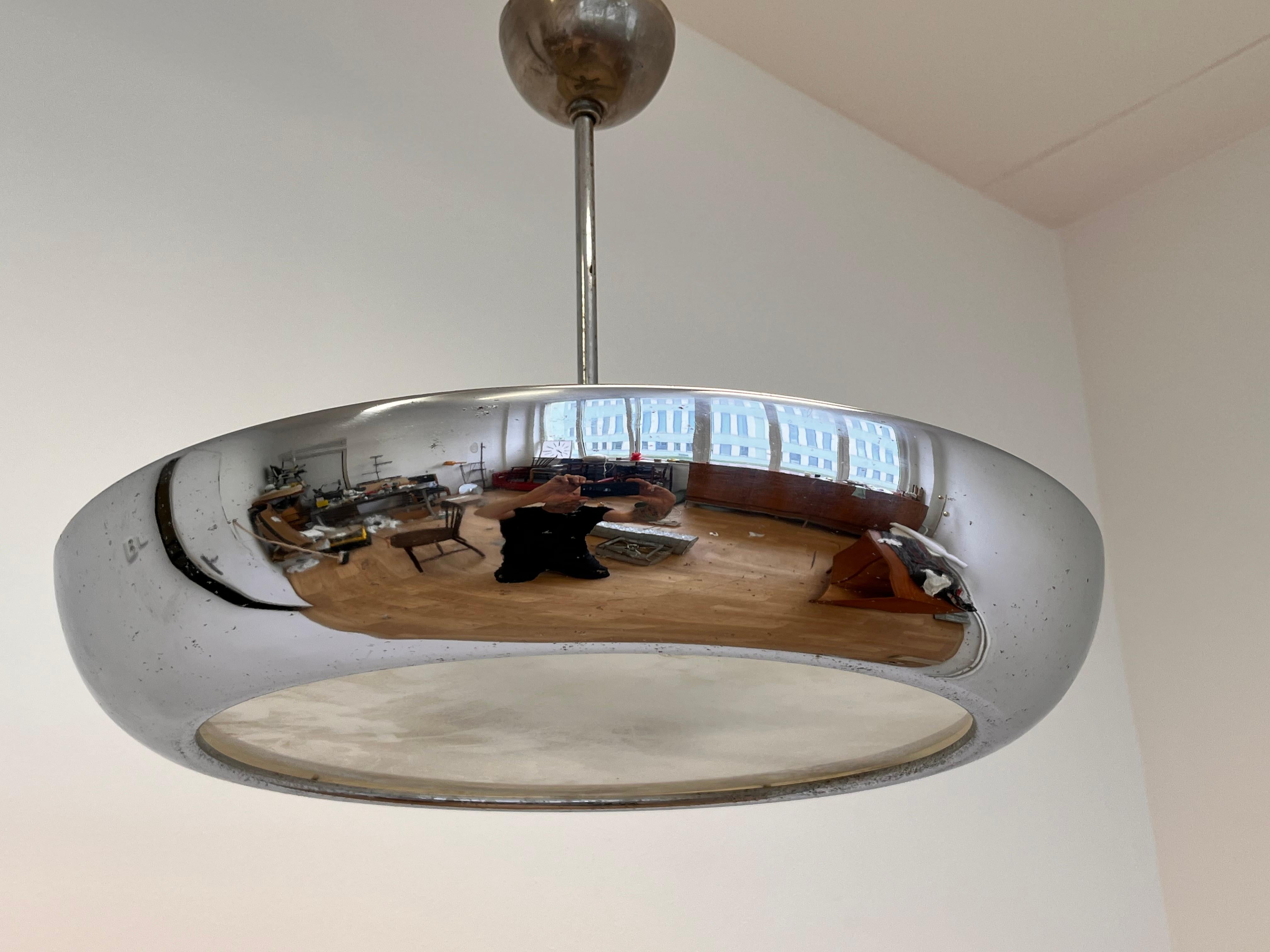 Milieu du XXe siècle Pendentif Bauhaus/ Functionalisme UFO de Napako, années 1940 en vente