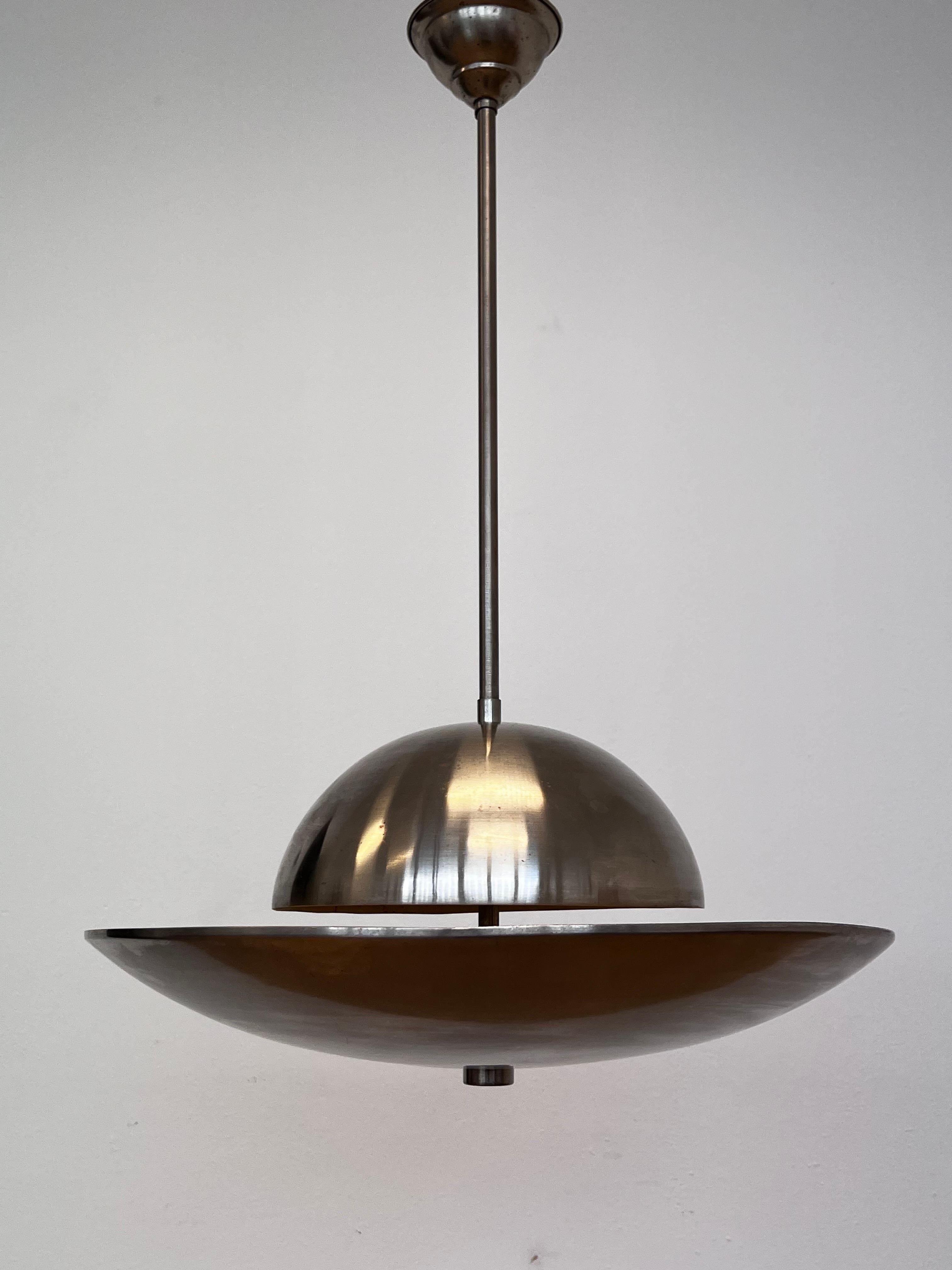 - Bauhaus/Funktionalismus
- Tschechoslowakei
- Patina, siehe die Bilder
- US kompatibel
JR