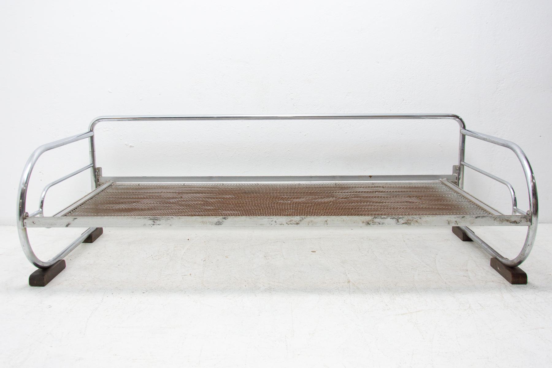 Chromed, tubular steel sofa from the Bauhaus period, 1930s, Bohemia. Made by Hynek Gottwald company. Chrome is in good vintage condition, showing slight signs of aging and using.
It has four wooden legs
Seat height 28 cm.