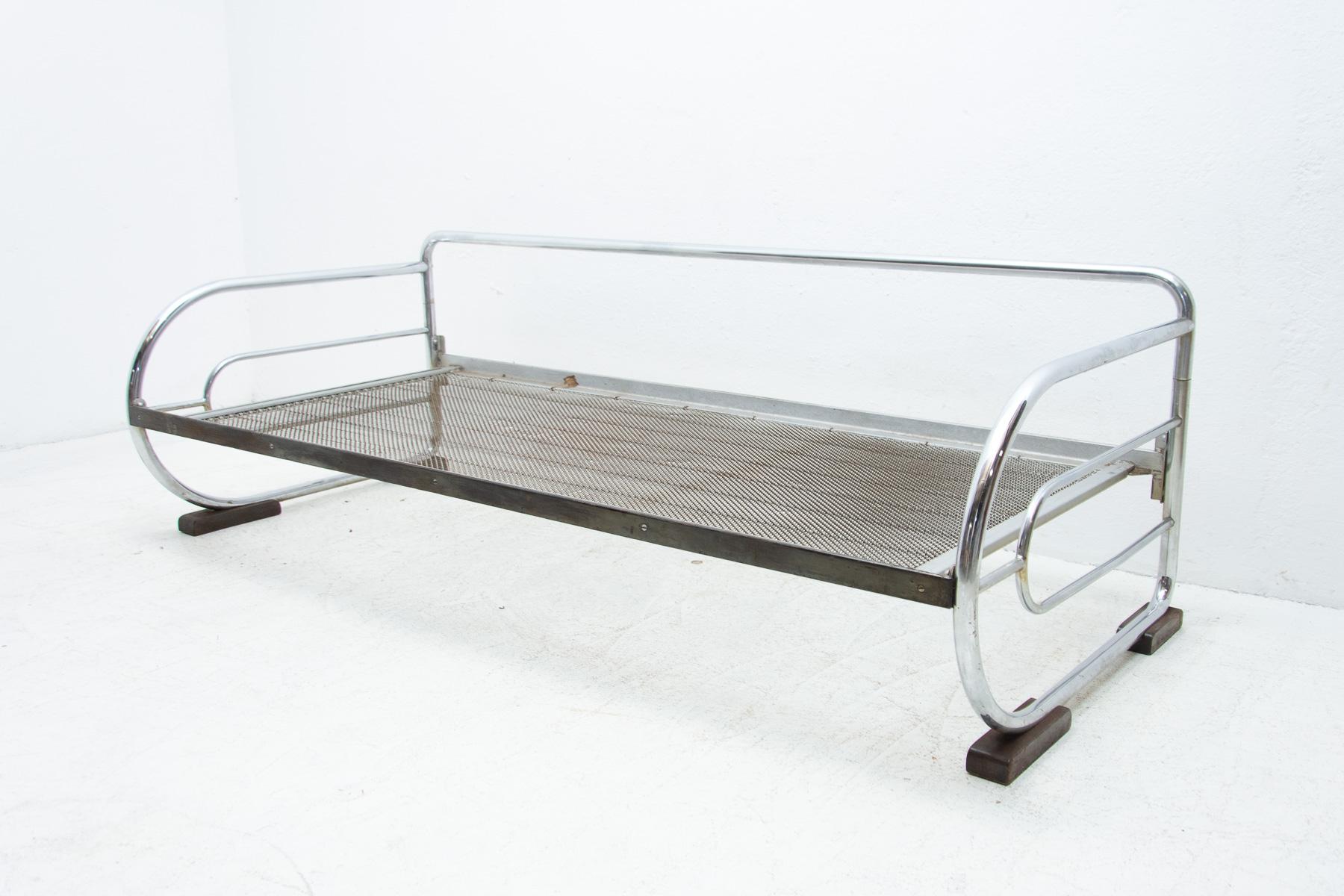 Chromed, tubular steel sofa from the Bauhaus period, 1930s, Bohemia. Made by Hynek Gottwald company. Chrome is in good vintage condition, the mattresses show signs of age and using.
It has four wooden legs.

Measures: Height 62 cm

Length 190