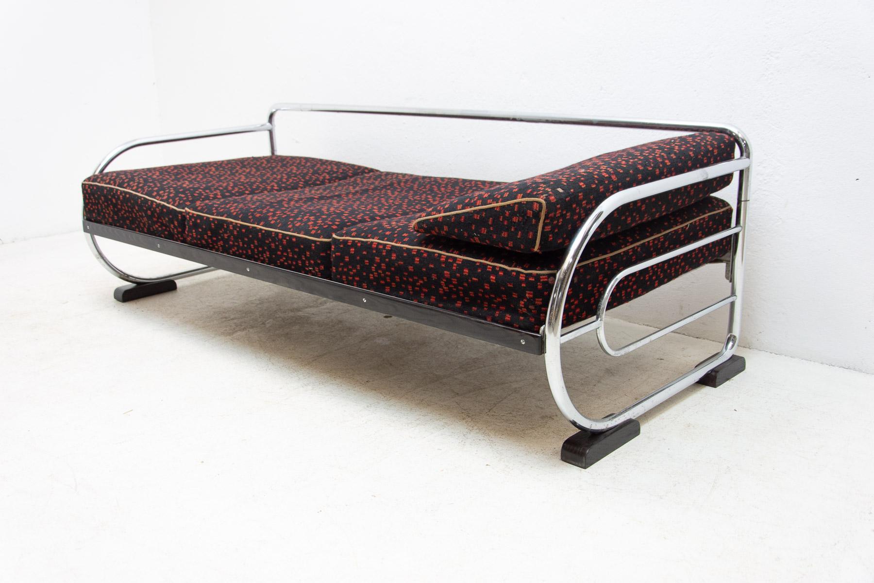 Chromed, tubular steel sofa from the Bauhaus period, 1930s, Bohemia. Made by Hynek Gottwald company. Chrome is in good vintage condition, the mattresses show signs of age and using.
It has four wooden legs.

Height 62 cm

Length 191 cm

Depth 82