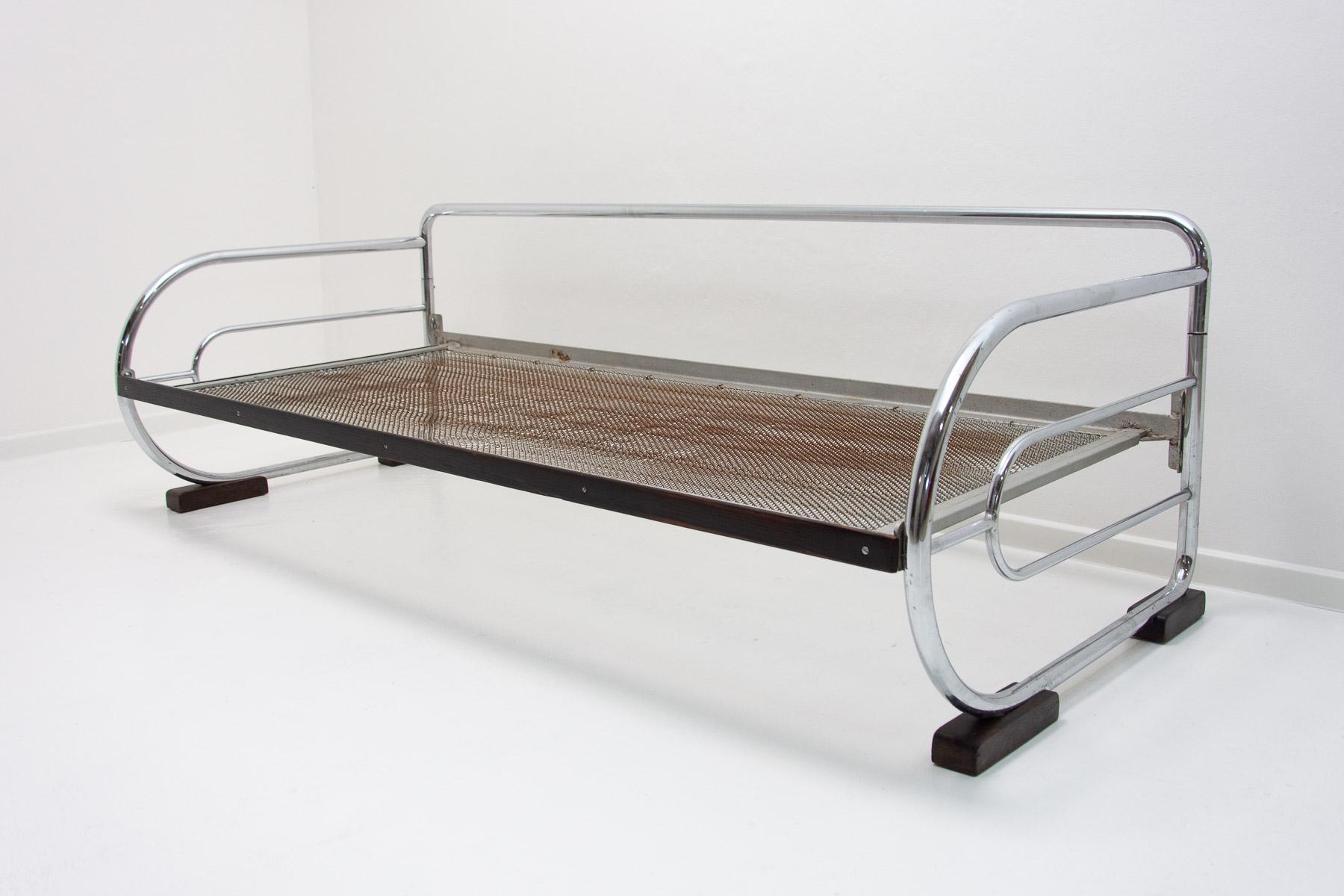 Chromed, tubular steel sofa from the Bauhaus period, 1930s, Bohemia. Made by Hynek Gottwald company. Chrome is in good vintage condition, the mattresses show signs of age and using.
It has four wooden legs.

Height 63 cm

Length 192 cm

Depth