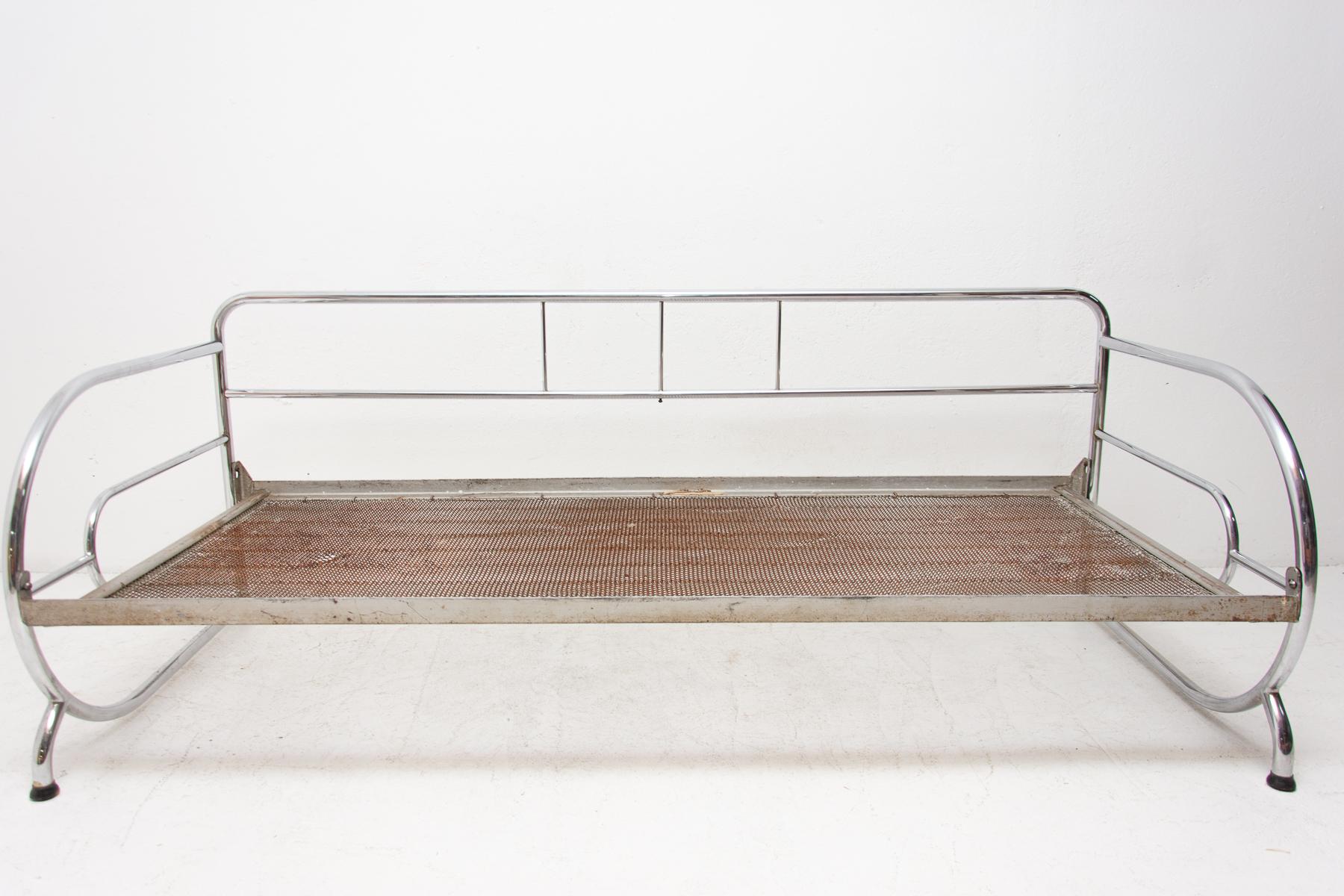 Chromed, tubular steel sofa from the Bauhaus period, 1930s, Bohemia. It was made by Robert Slezák company. Chrome is in very good Vintage condition without damage and rust. Wear consistent with age and use.


   