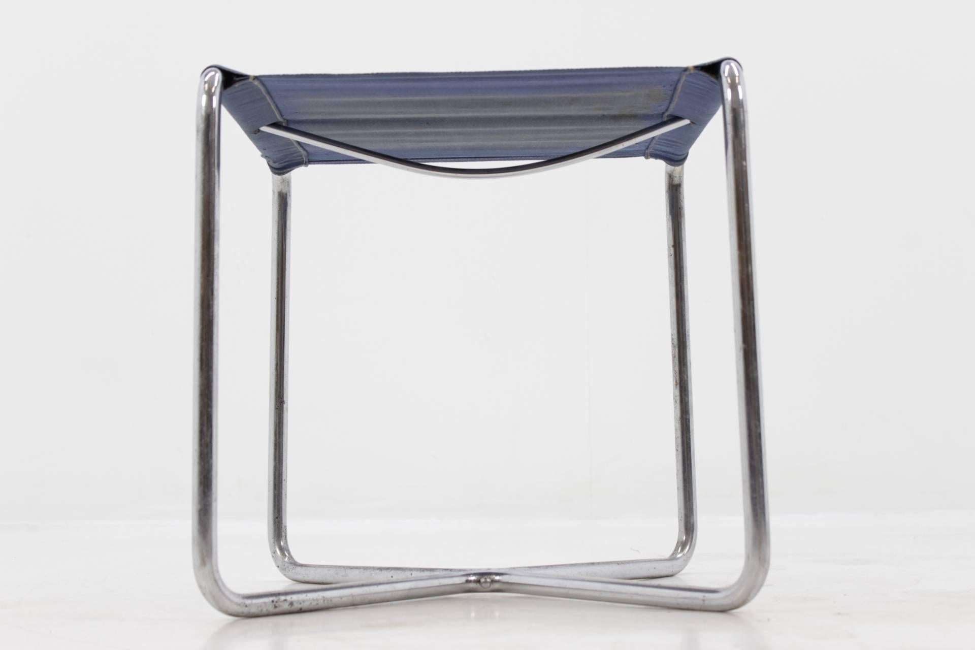 - Czechoslovakia, 1930s
- Mücke Melder (licensed for Thonet)
- Completely original condition (see detailed pictures)
- Original screws, blue Eisengarn
- Published in catalogue.
