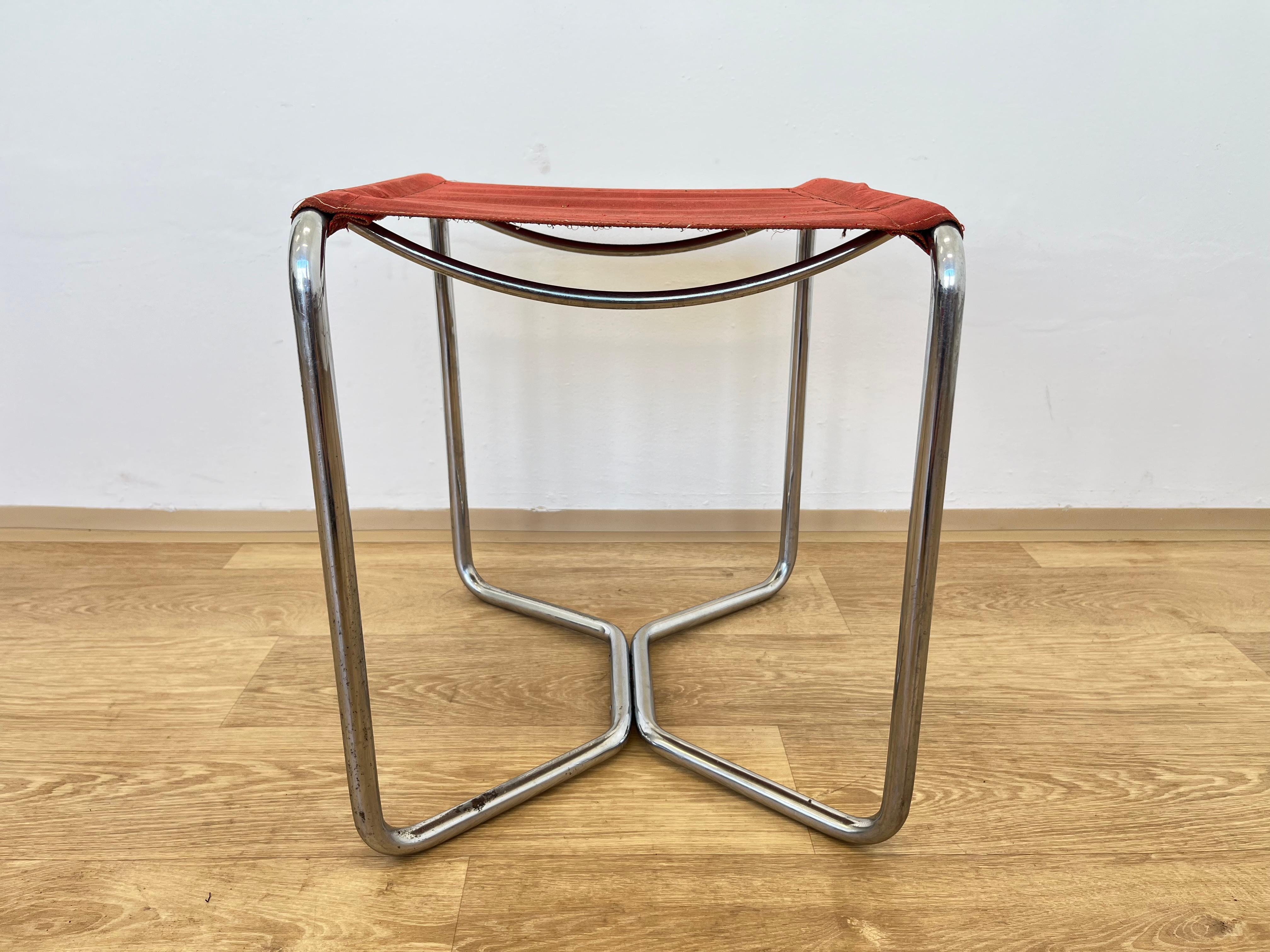 - 1930s
- probablement Thonet ou d'autres fabricants..
- Design/One : Marcel Breuer
- Publié dans des livres et des catalogues
- État d'origine, chrome patiné, toute la visserie est d'origine
- Eisengarn / Tissu de fer d'origine avec des dommages