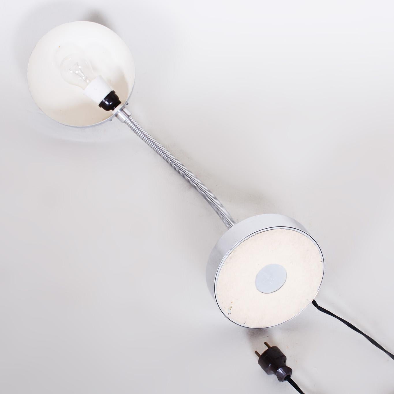 Verchromte Bauhaus-Tischlampe, neu elektrifiziert, Designer M. Prokop, Tschechien, 1920er Jahre  im Angebot 1