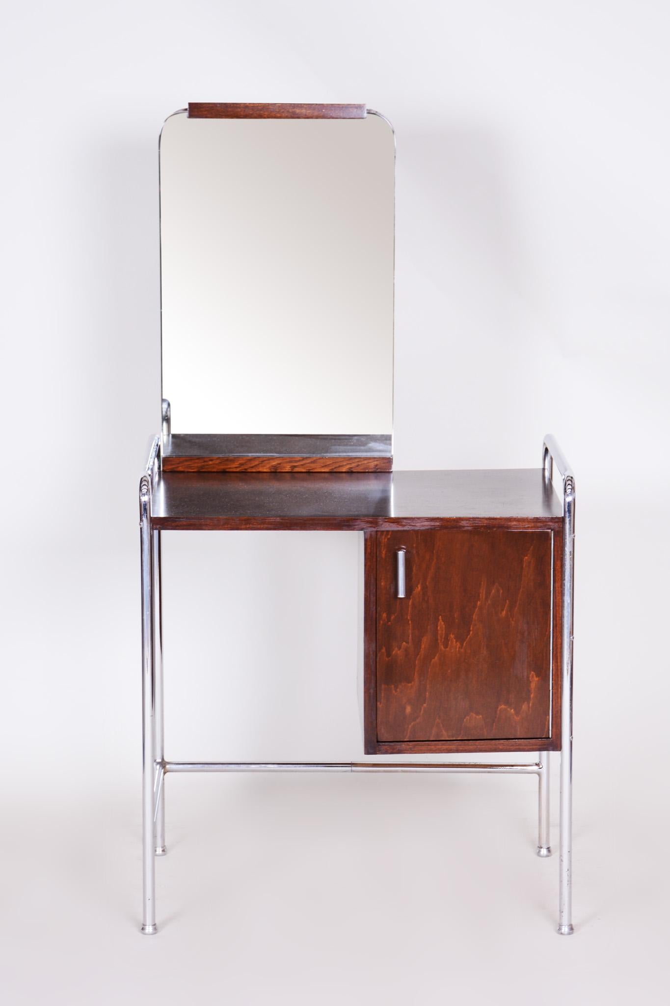 This original Bauhaus mirror is a perfect representation of the simplistic elegance of the Bauhaus Era.

Period: 1930 - 1939
Origin: Czechoslovakia (Bohemia)
Material: Beech and Chrome-plated steel.