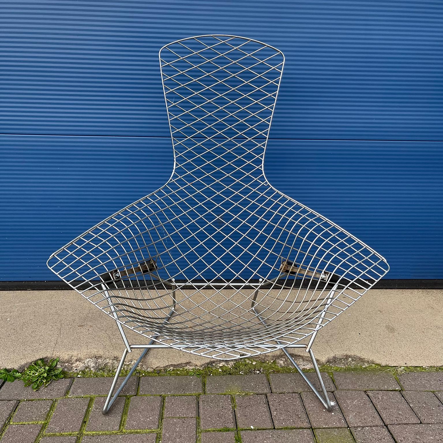 Bird chair in chrome. The chair has a beautiful and elegant design with beautiful angles an d details. The chair shows some traces of use, like some rusty spots, which can be polished away with care.   Weight 8 kg 
2750The total width is 96 cm and