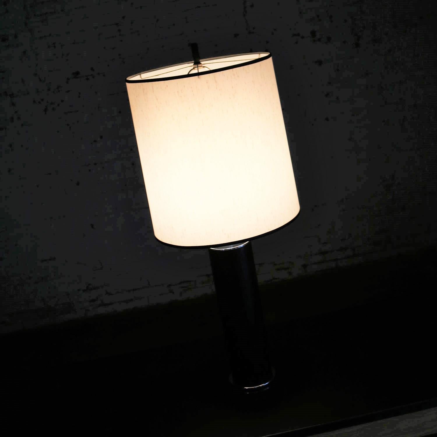 Lampe cylindrique de style international en chrome et faux cuir noir d'après Von Nessen en vente 3