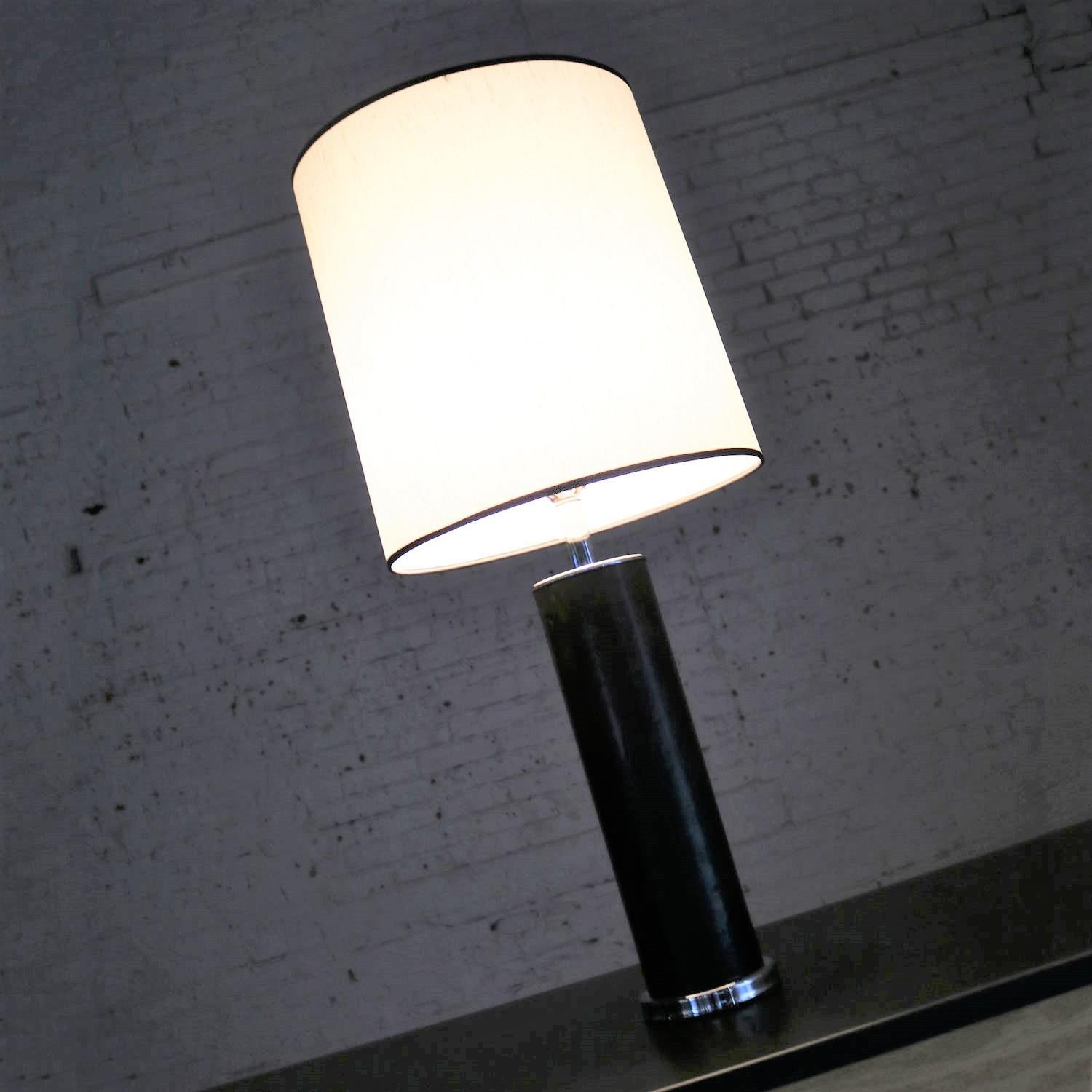 Lampe cylindrique de style international en chrome et faux cuir noir d'après Von Nessen en vente 4