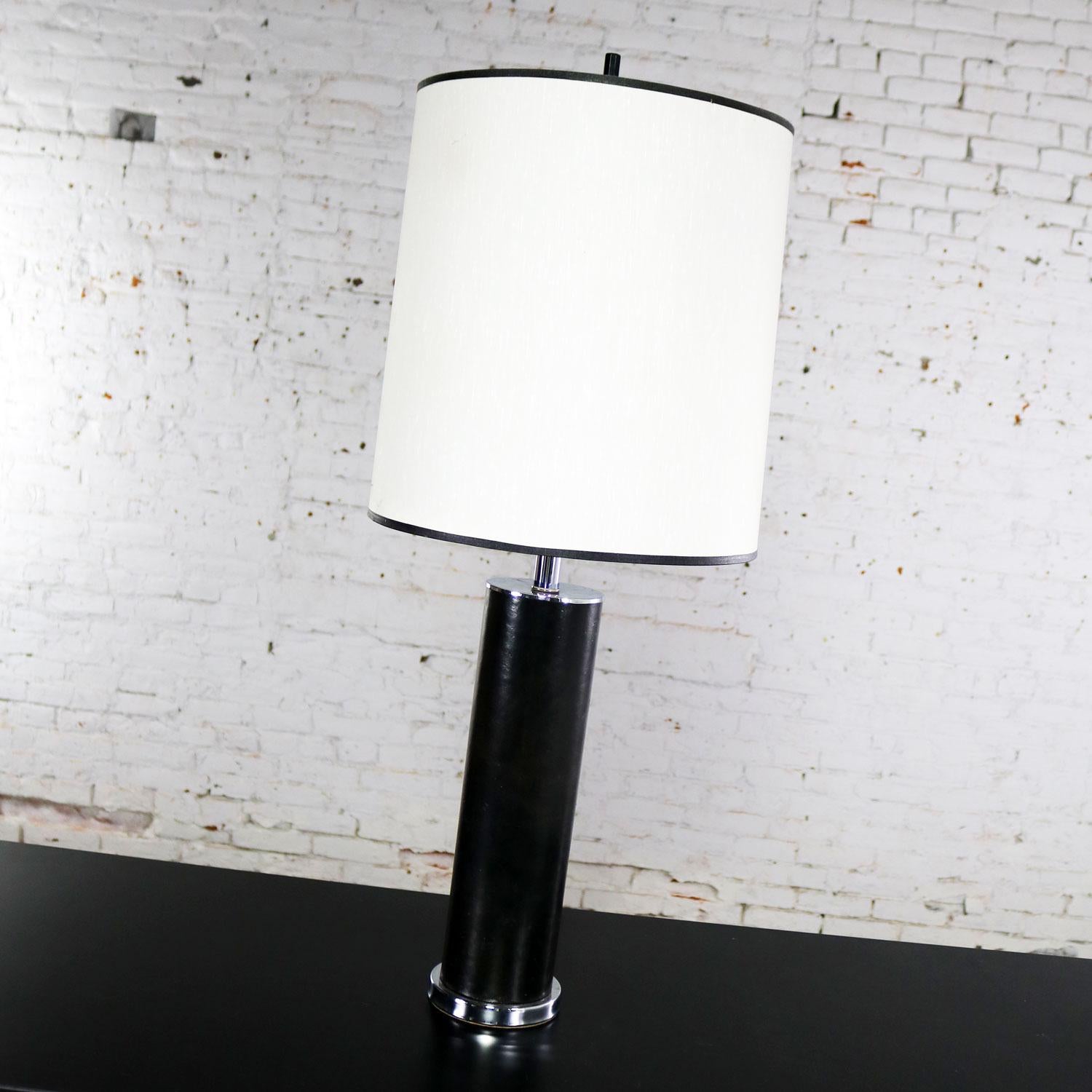 Lampe cylindrique de style international en chrome et faux cuir noir d'après Von Nessen en vente 6