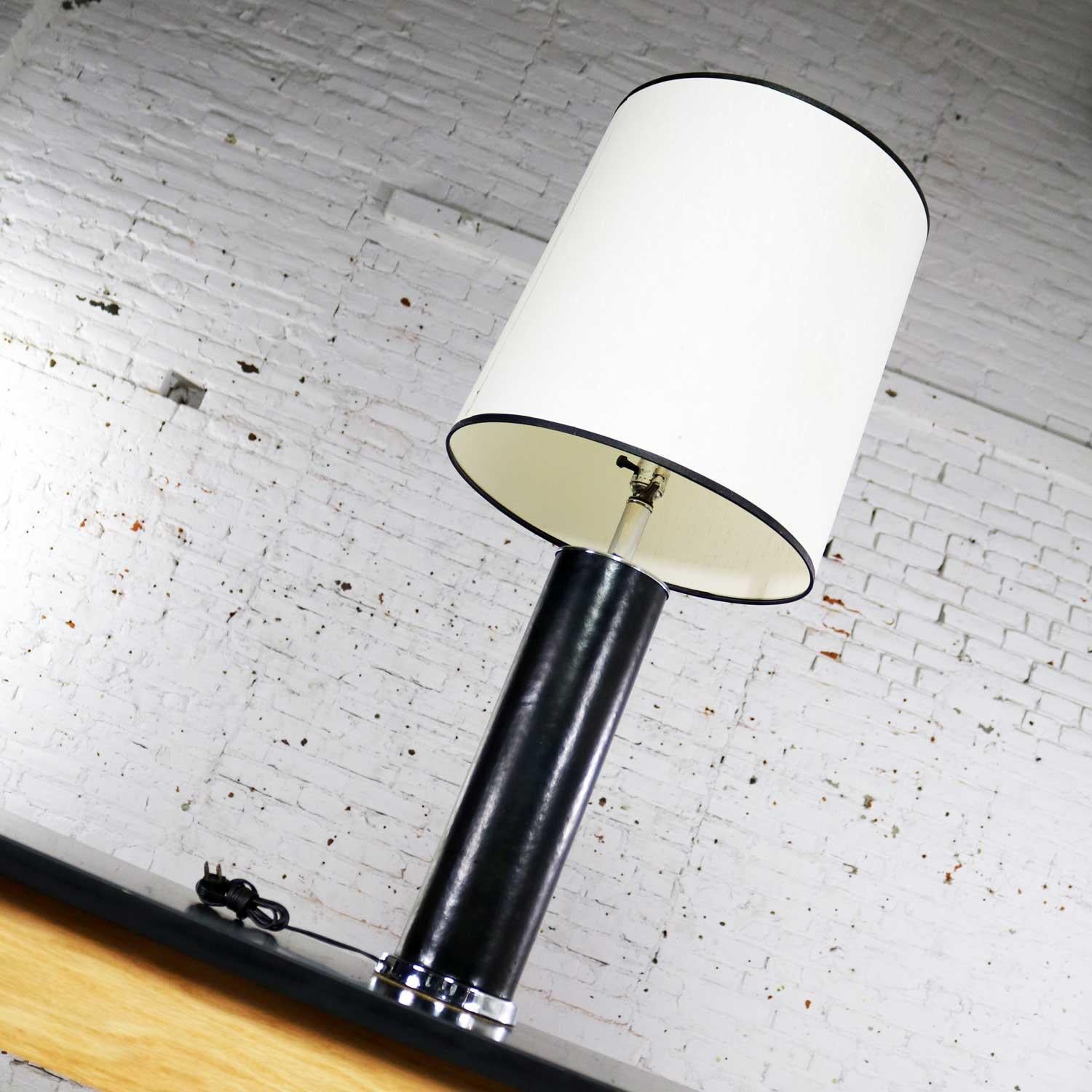Lampe cylindrique de style international en chrome et faux cuir noir d'après Von Nessen en vente 7