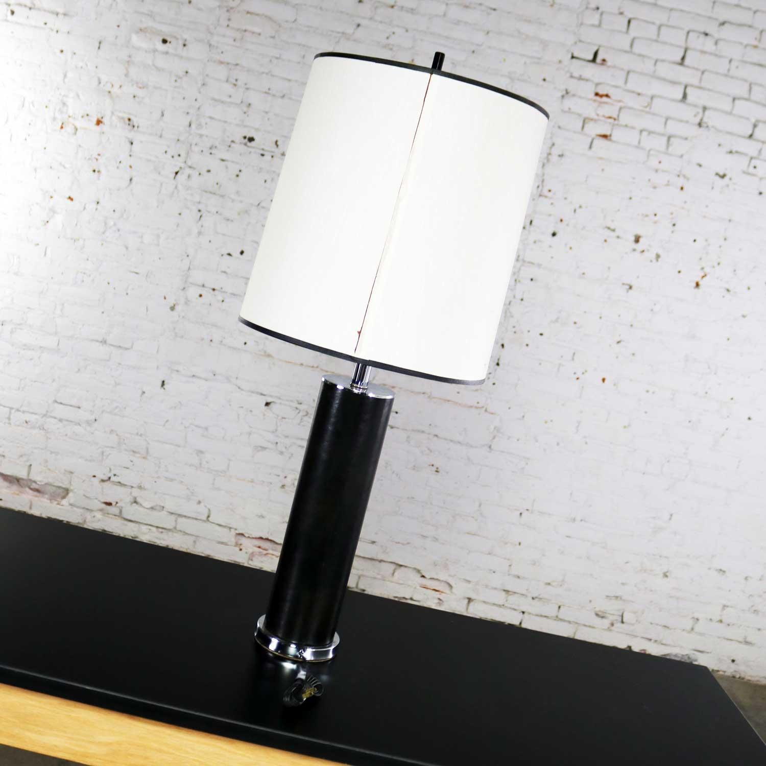 Lampe cylindrique de style international en chrome et faux cuir noir d'après Von Nessen en vente 8