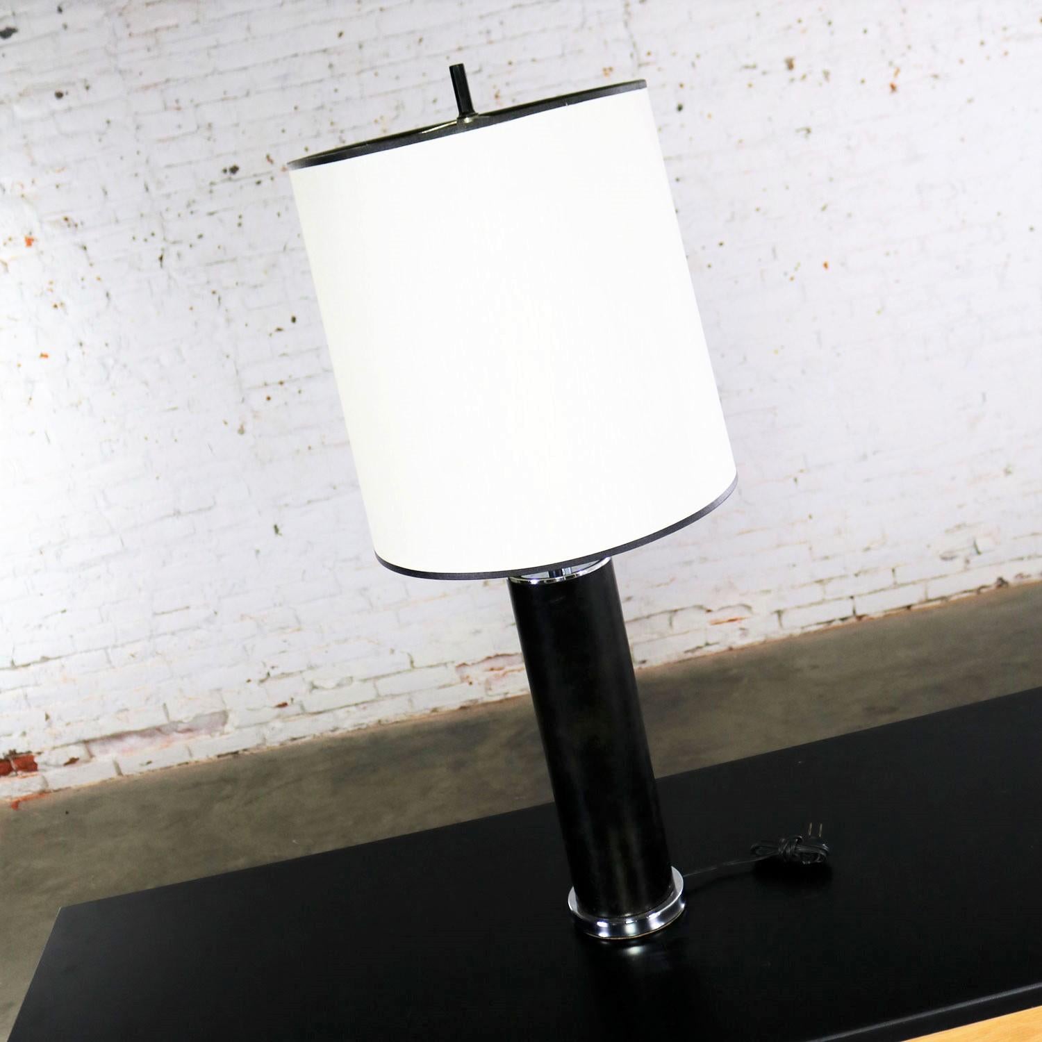 Lampe cylindrique de style international en chrome et faux cuir noir d'après Von Nessen en vente 9