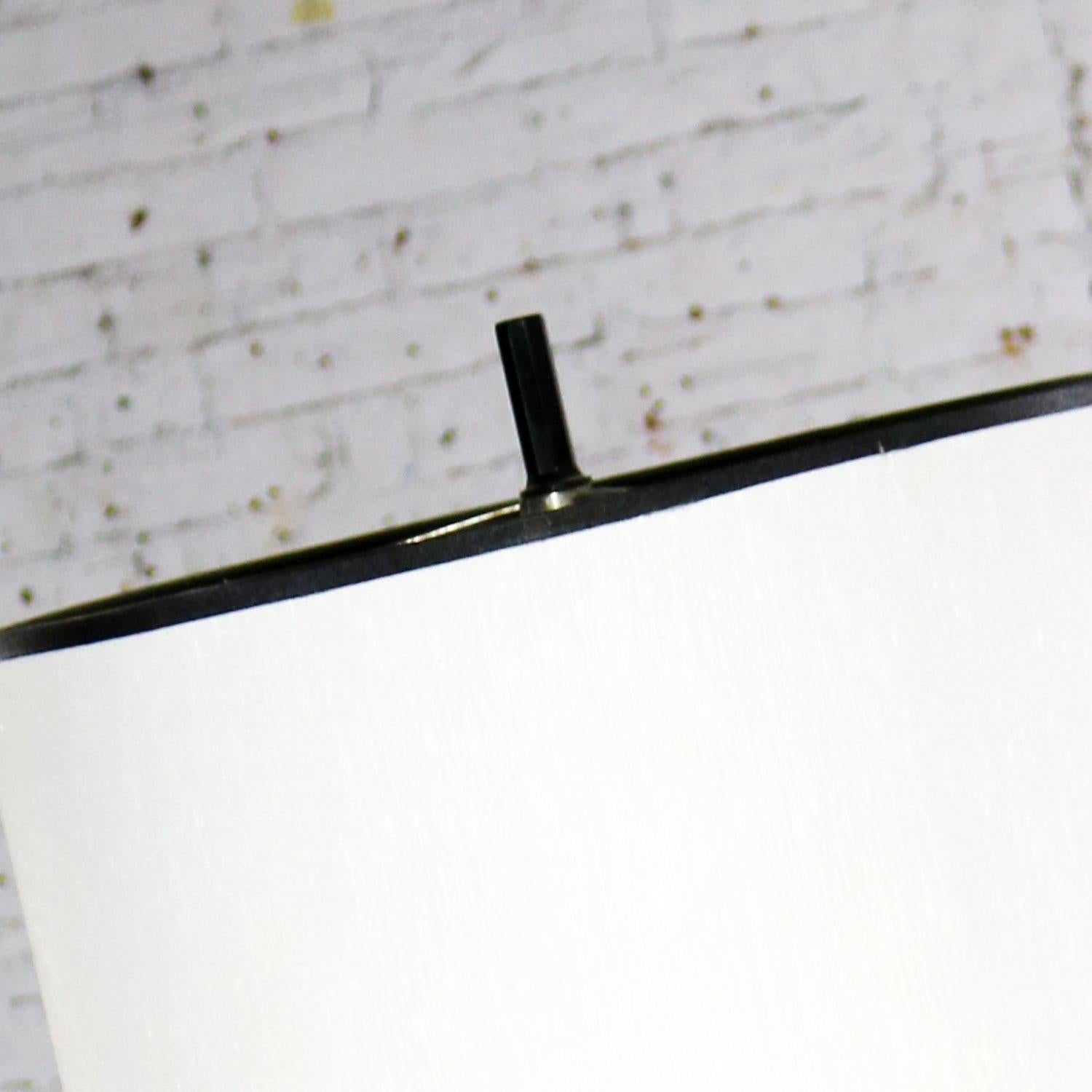 Lampe cylindrique de style international en chrome et faux cuir noir d'après Von Nessen en vente 10