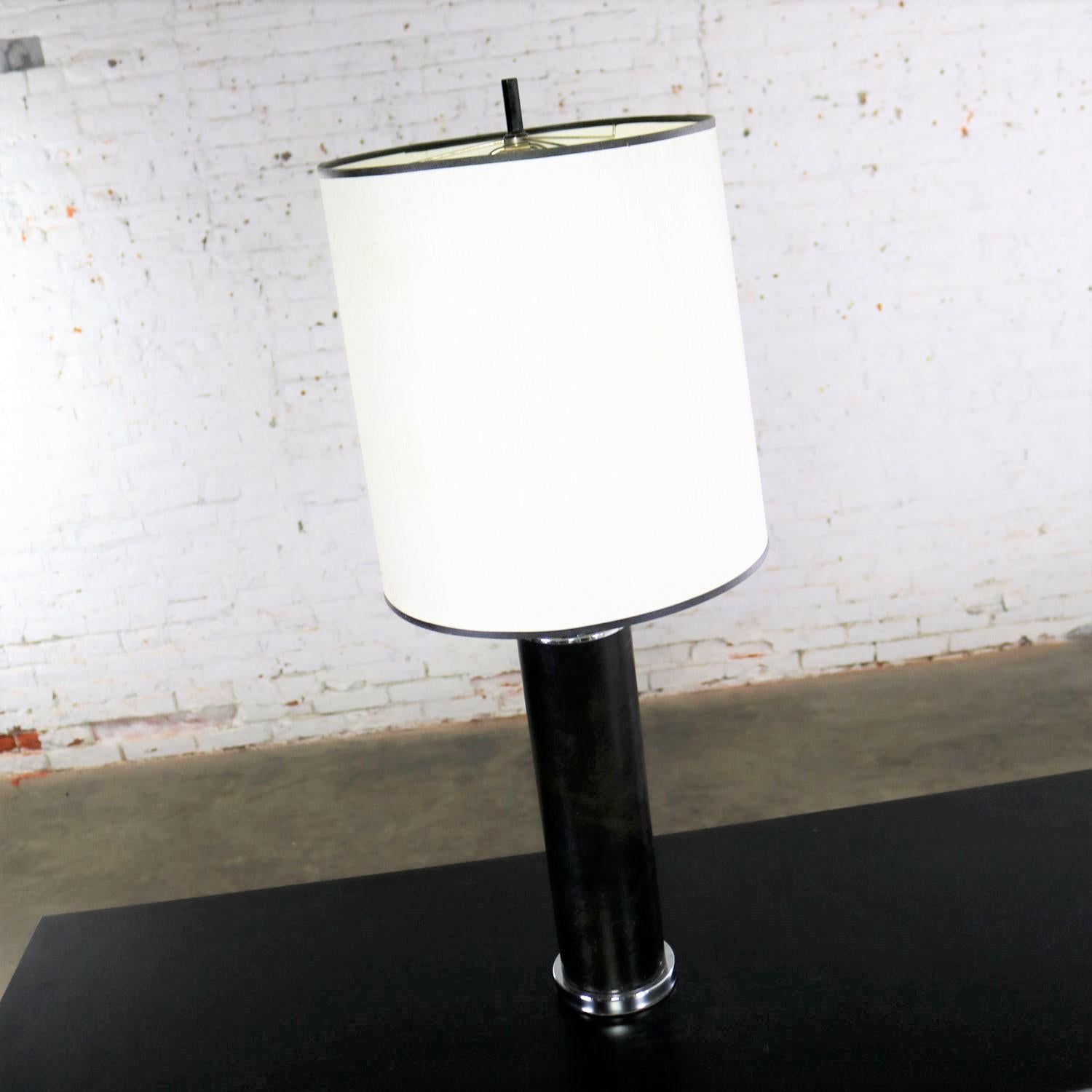 Style international Lampe cylindrique de style international en chrome et faux cuir noir d'après Von Nessen en vente