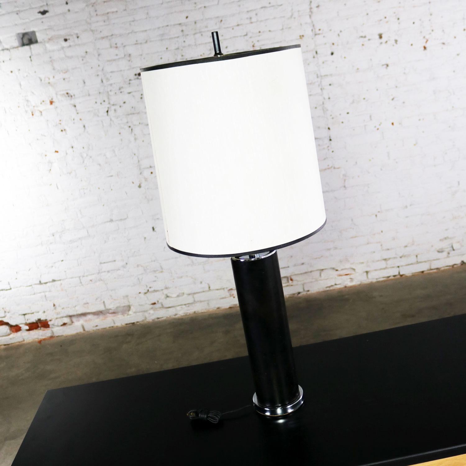 Américain Lampe cylindrique de style international en chrome et faux cuir noir d'après Von Nessen en vente