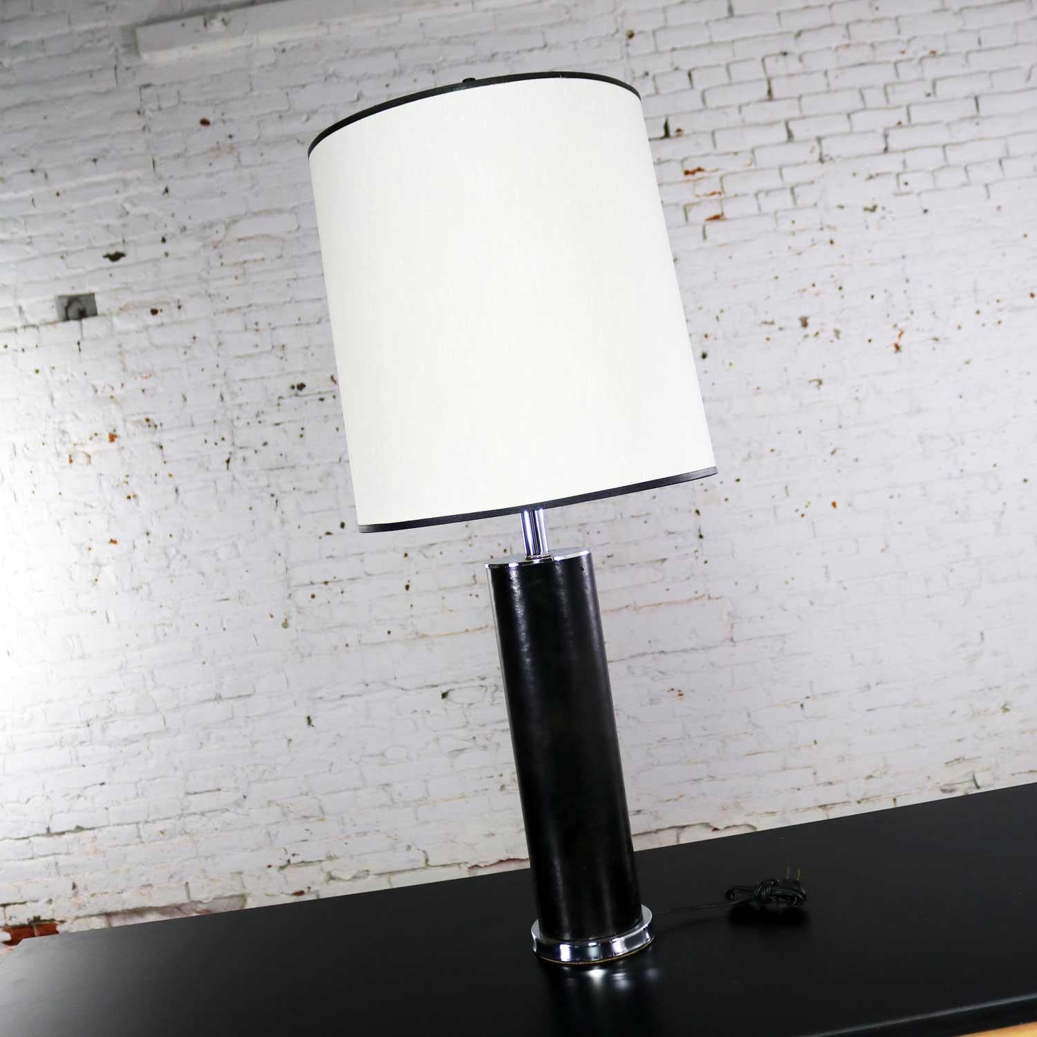 Lampe cylindrique de style international en chrome et faux cuir noir d'après Von Nessen Bon état - En vente à Topeka, KS