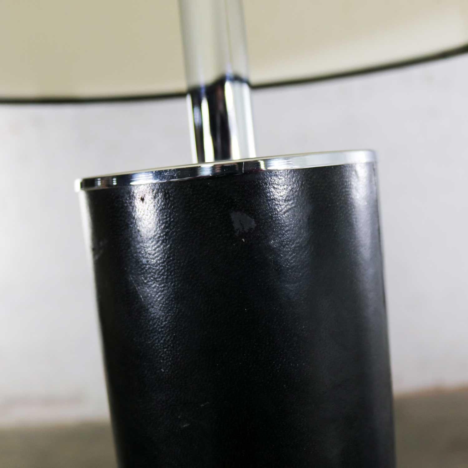 Imitation cuir Lampe cylindrique de style international en chrome et faux cuir noir d'après Von Nessen en vente