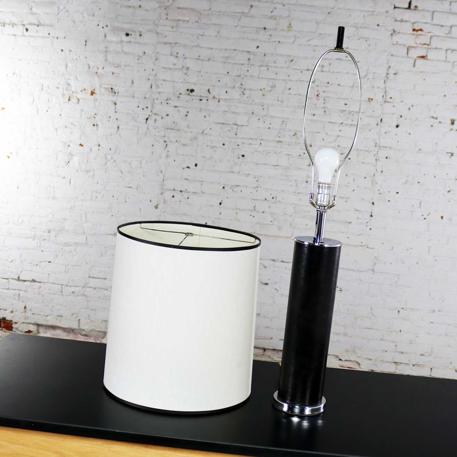 Lampe cylindrique de style international en chrome et faux cuir noir d'après Von Nessen en vente 1