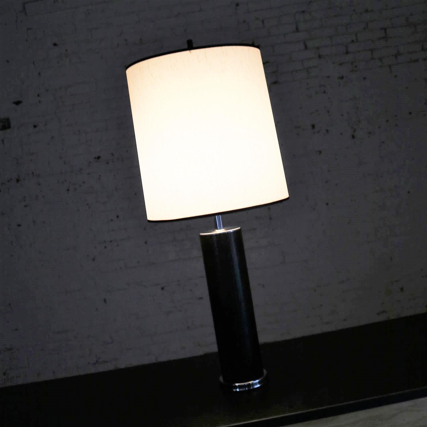 Lampe cylindrique de style international en chrome et faux cuir noir d'après Von Nessen en vente 2