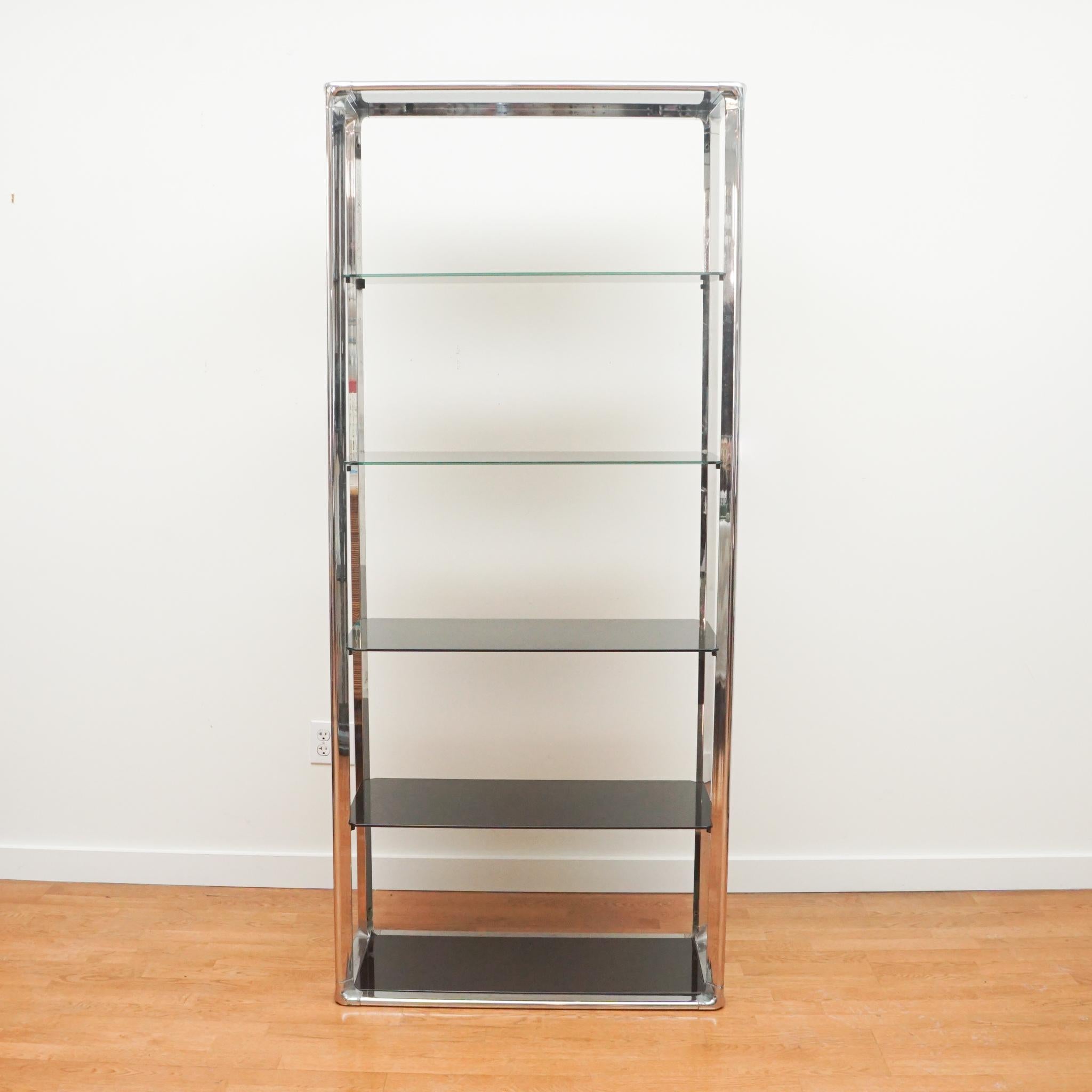 Chrom-Bücherregal mit Einlegeböden aus Rauchglas (Moderne der Mitte des Jahrhunderts) im Angebot