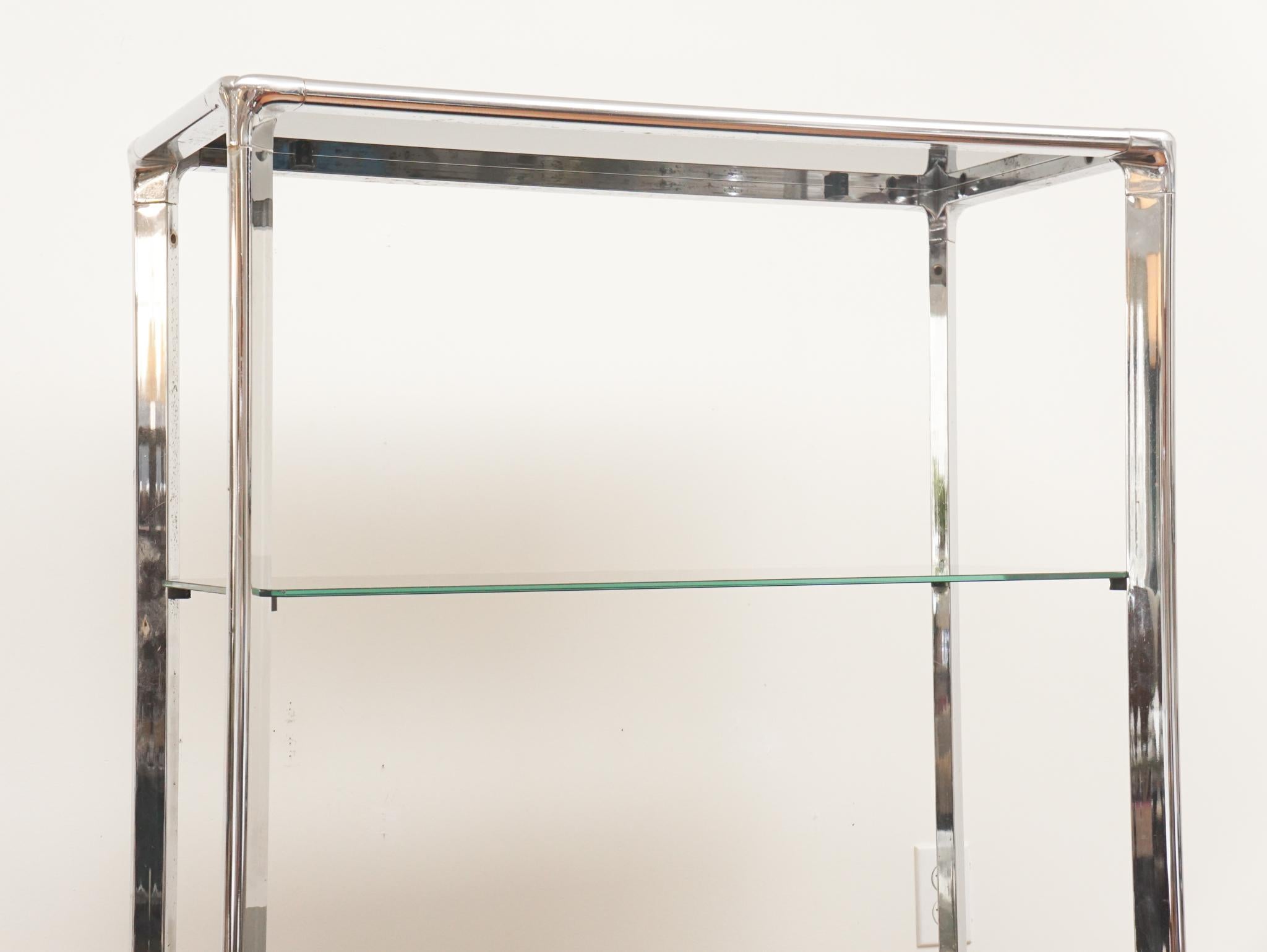 Chrom-Bücherregal mit Einlegeböden aus Rauchglas (Englisch) im Angebot