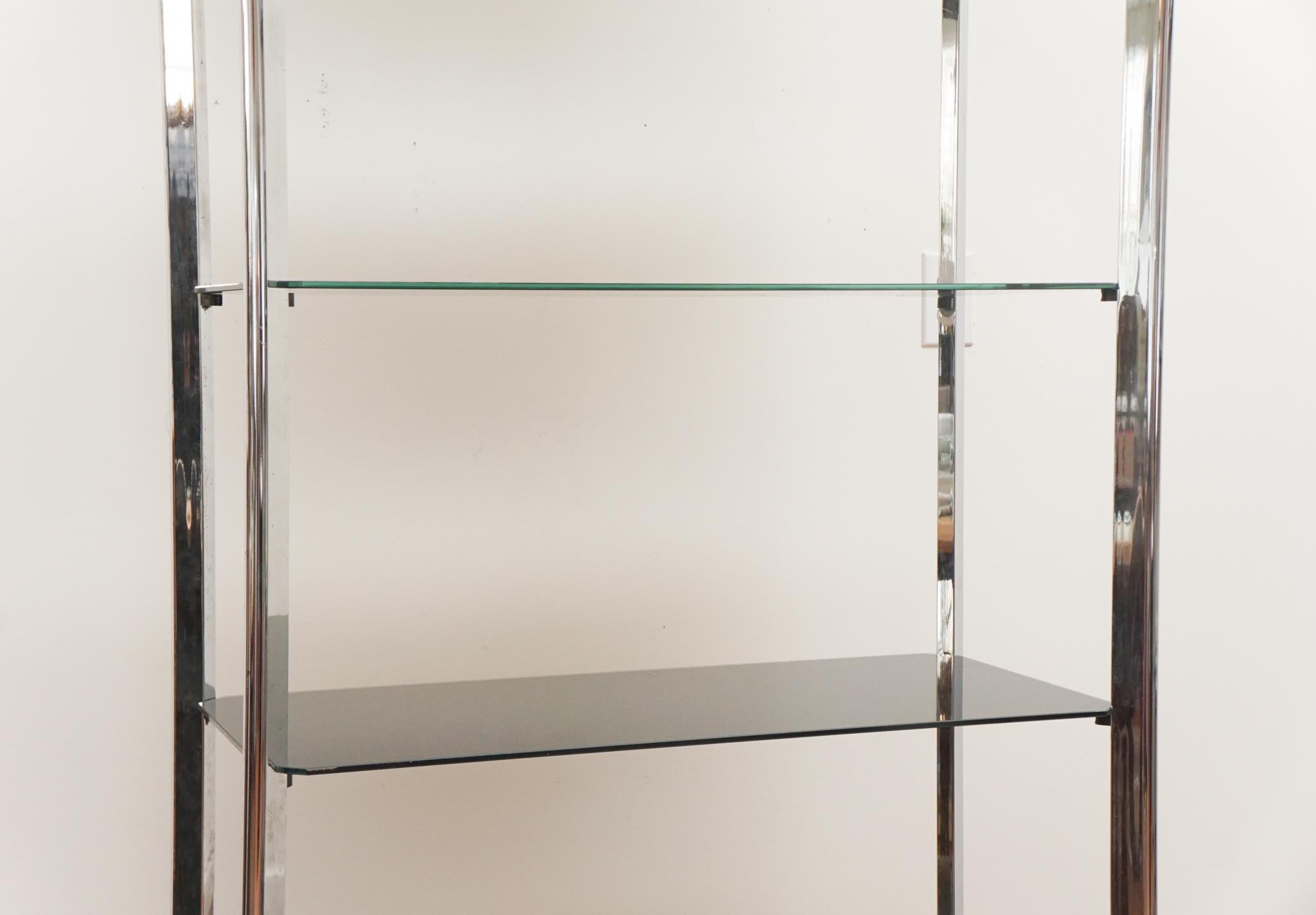 Chrom-Bücherregal mit Einlegeböden aus Rauchglas (Handgefertigt) im Angebot