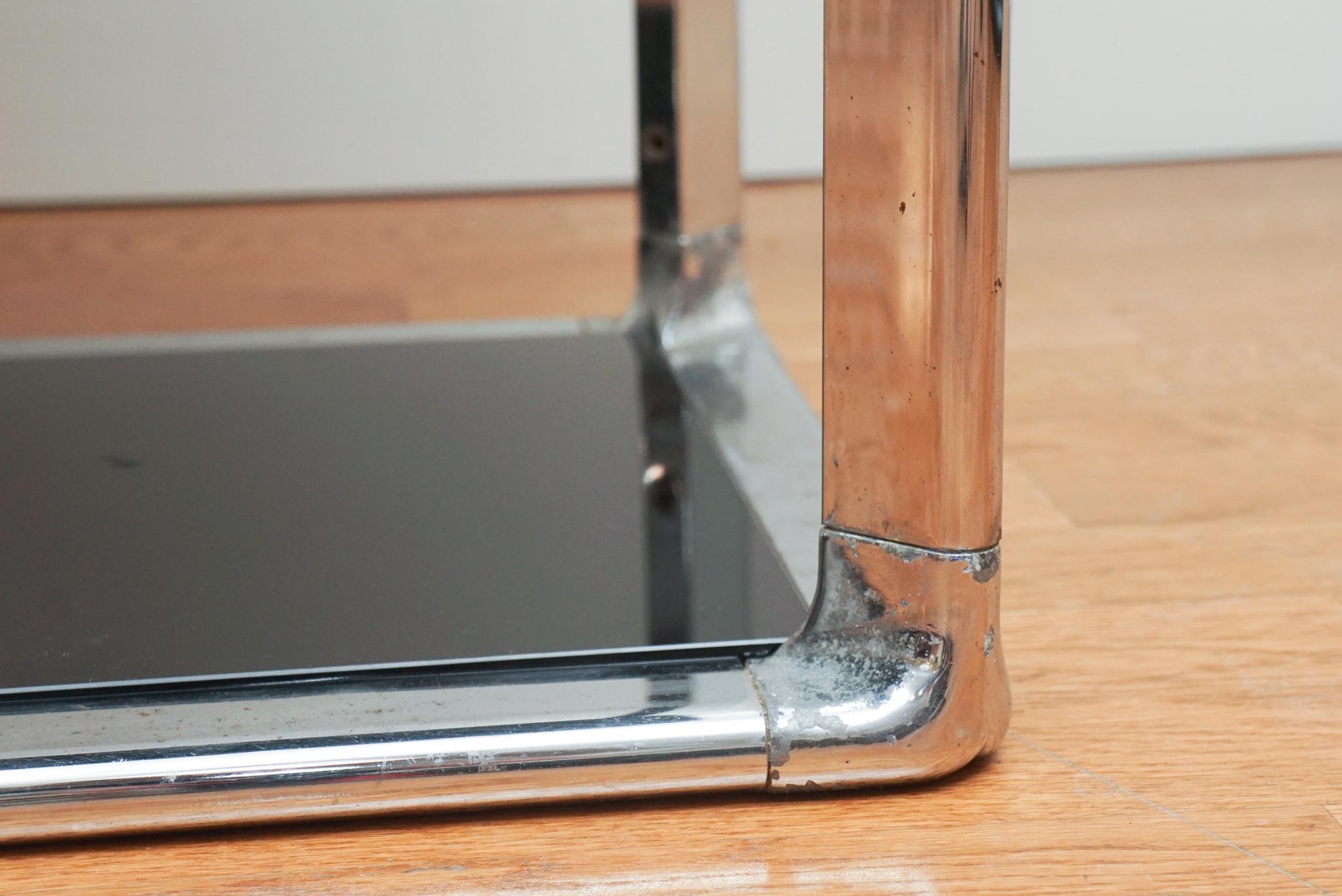 Chrom-Bücherregal mit Einlegeböden aus Rauchglas (Glas) im Angebot