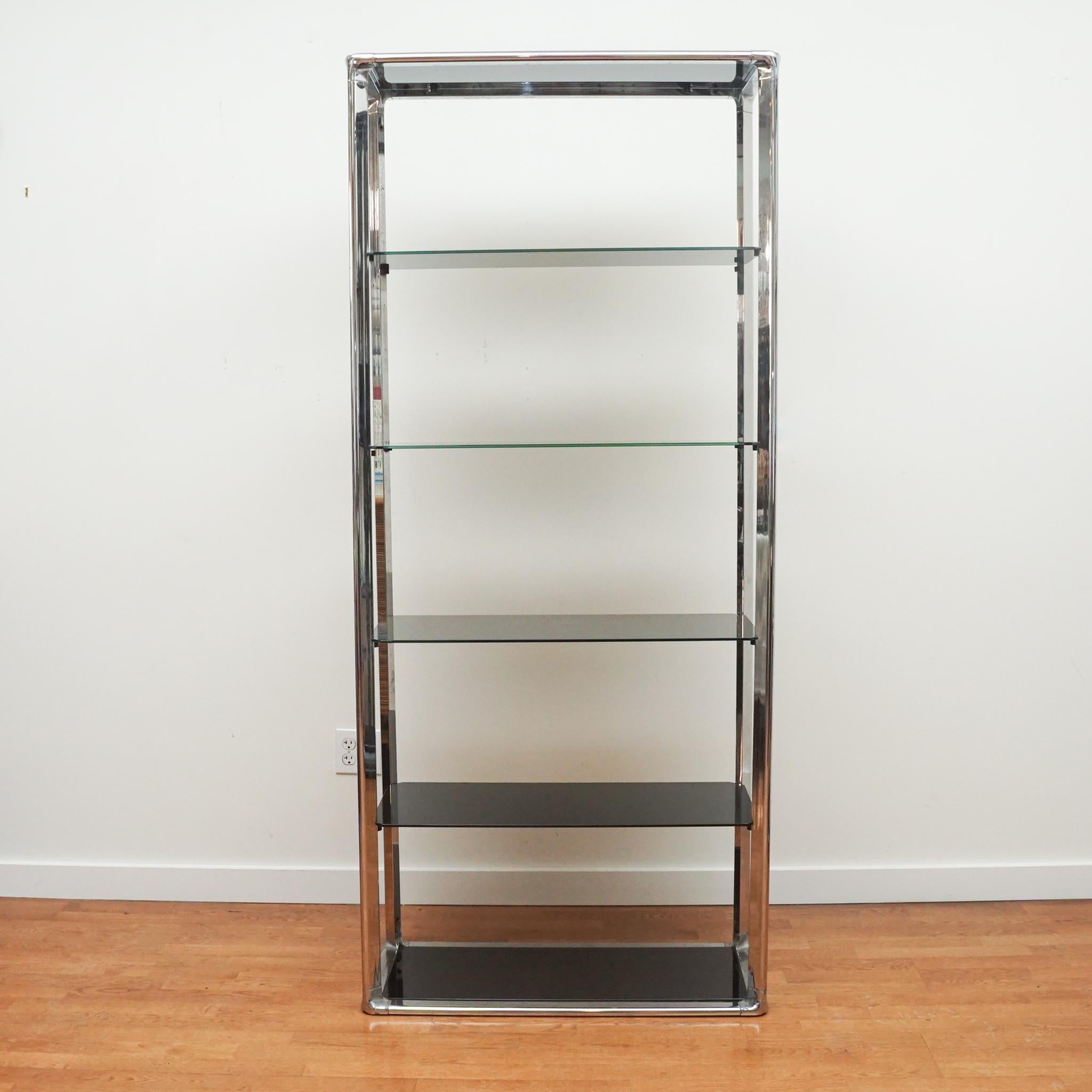 Chrom-Bücherregal mit Einlegeböden aus Rauchglas im Angebot 1