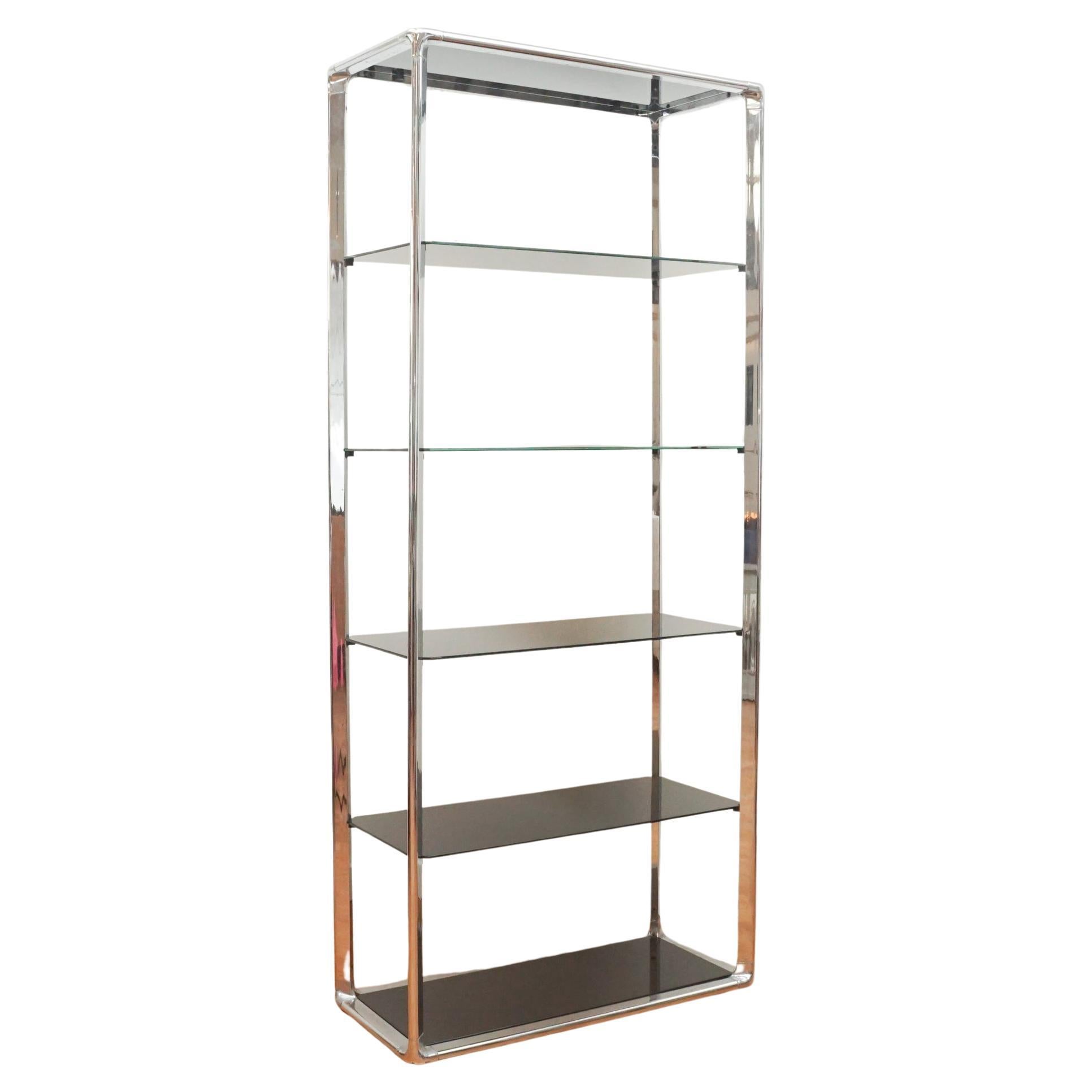 Librería cromada con estantes de cristal ahumado