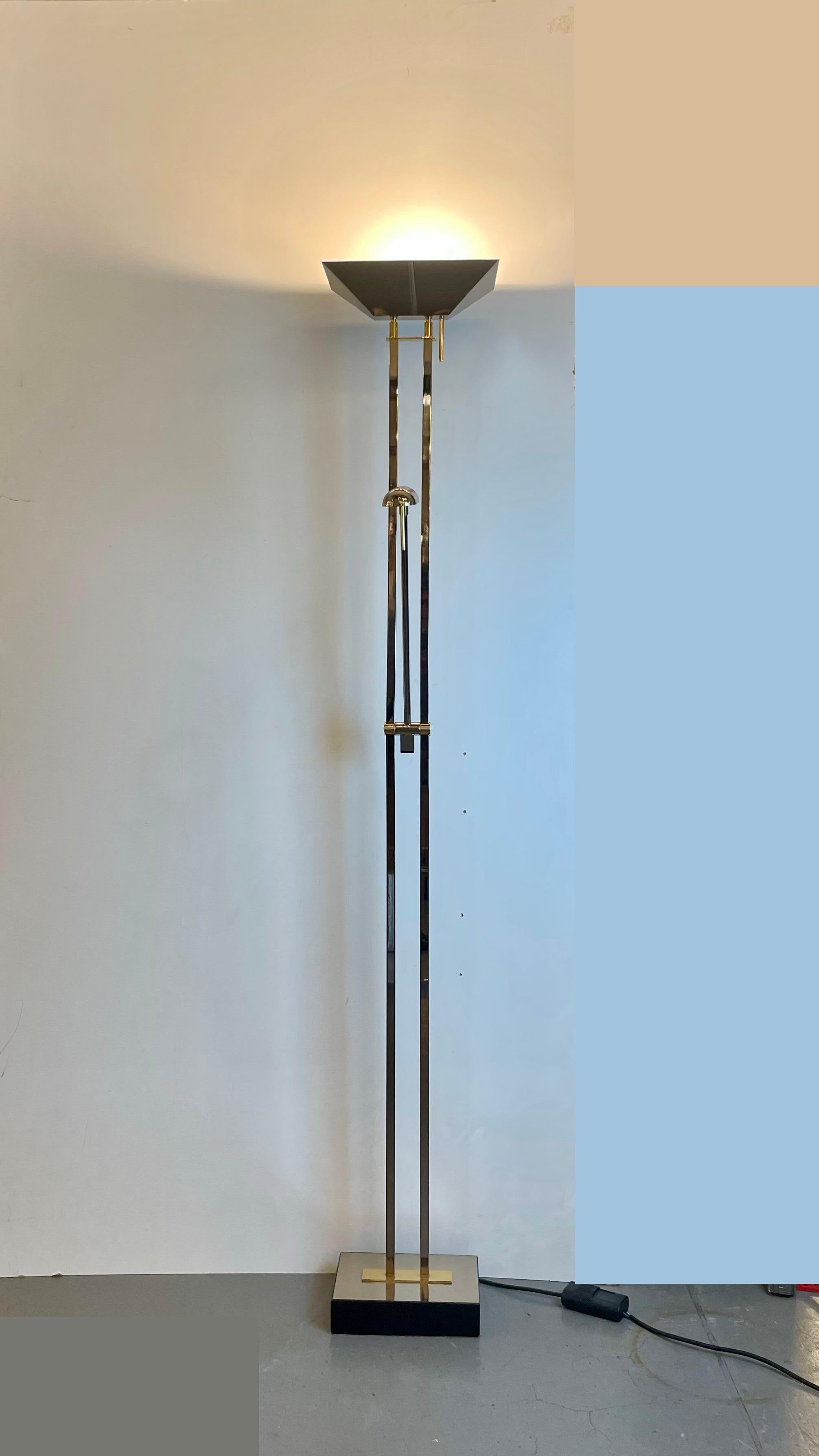 Gut gemachte Stehleuchte aus verchromtem Metall und Messing mit zwei dimmbaren und regulierbaren Lichtquellen. In den 1980er Jahren von Deknudt in Belgien entworfen und hergestellt.
-
Entworfen von: Deknudt
Produziert von: Deknudt
Herkunft:
