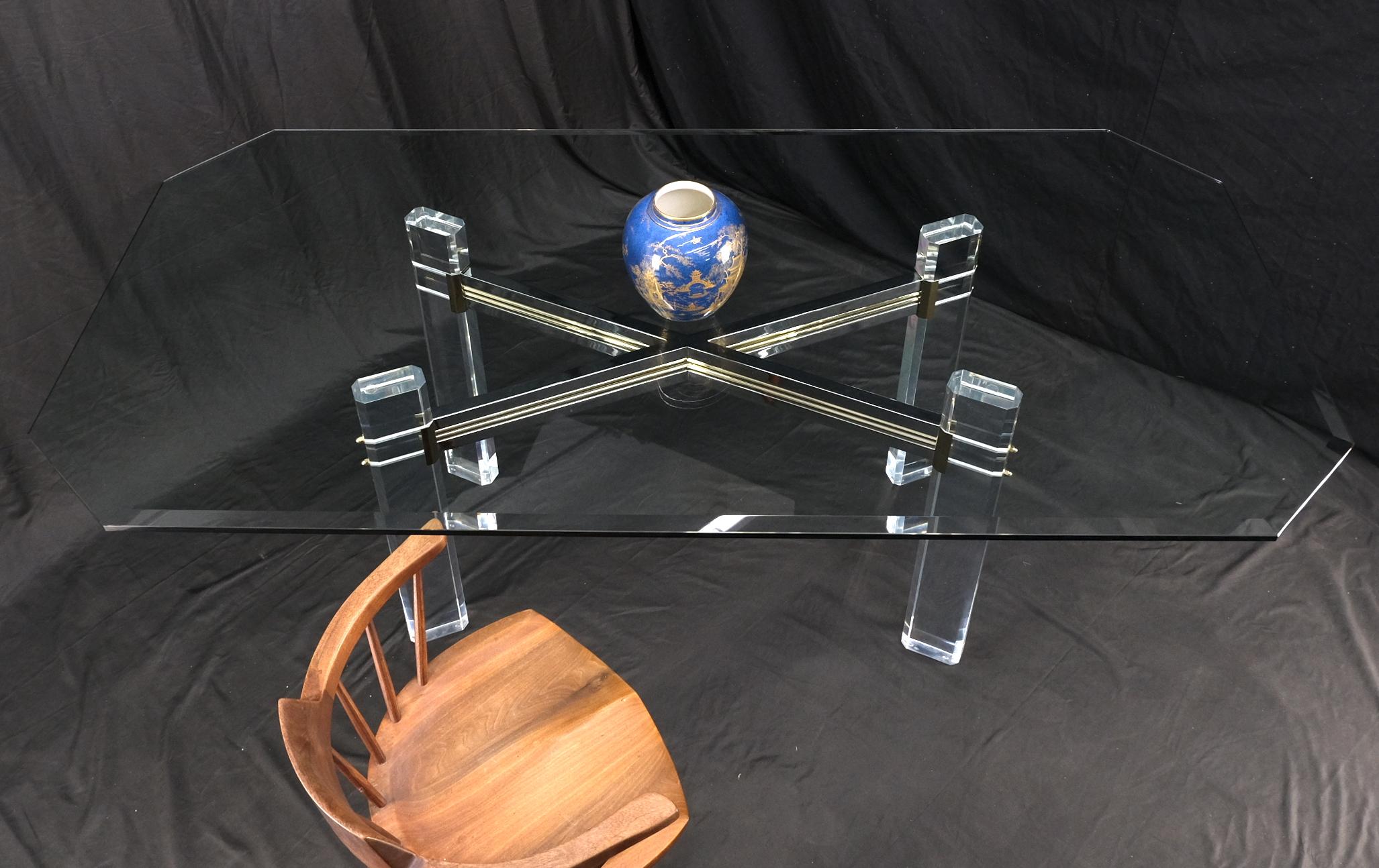 Table de salle à manger rectangulaire en laiton chromé et base en forme de X en Lucite avec plateau en verre biseauté couleur menthe en vente 5