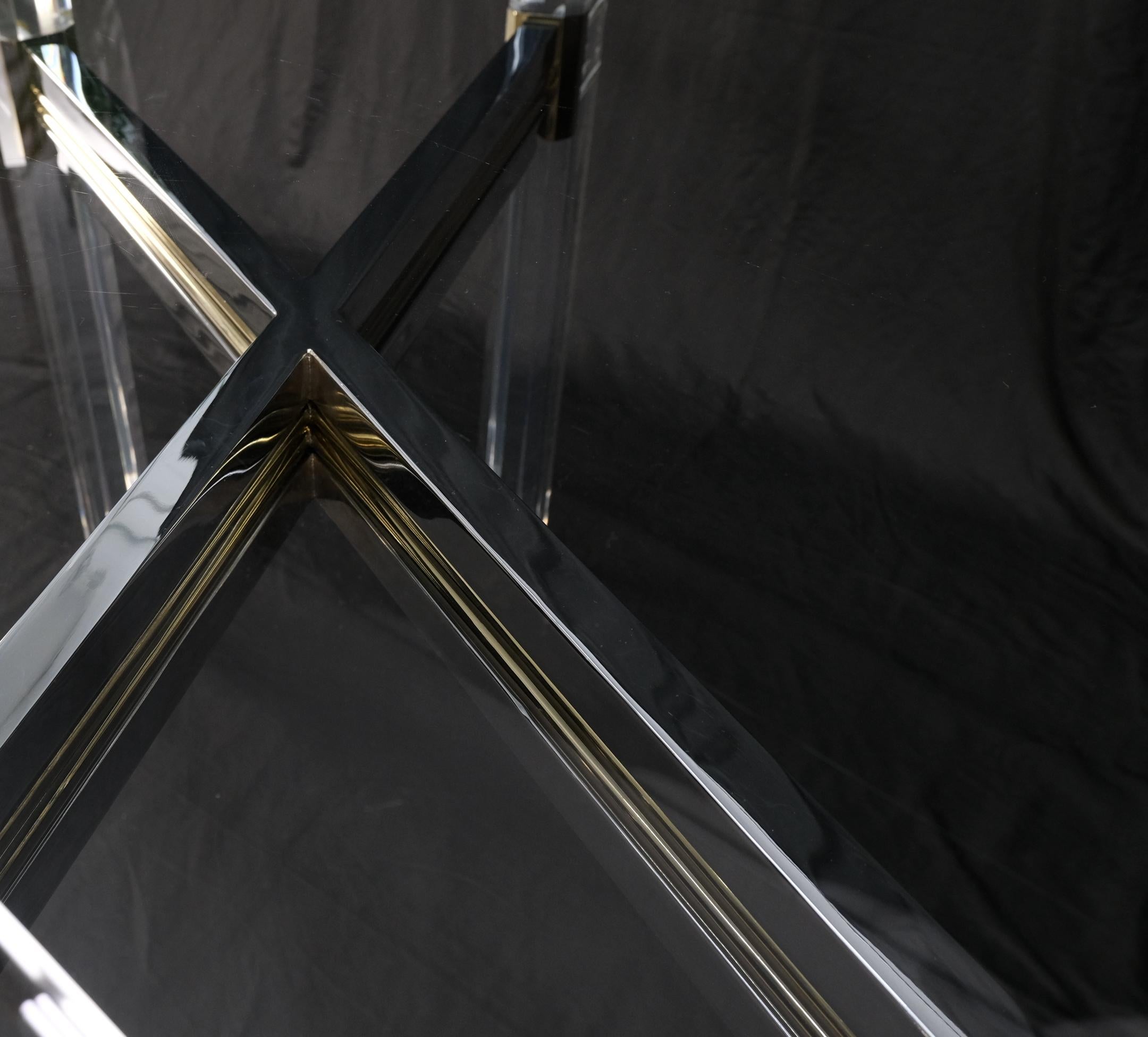 Rechteckiger Esstisch mit abgeschrägter Glasplatte, Chrom, Messing und Lucite in X-Form, Mint im Angebot 8
