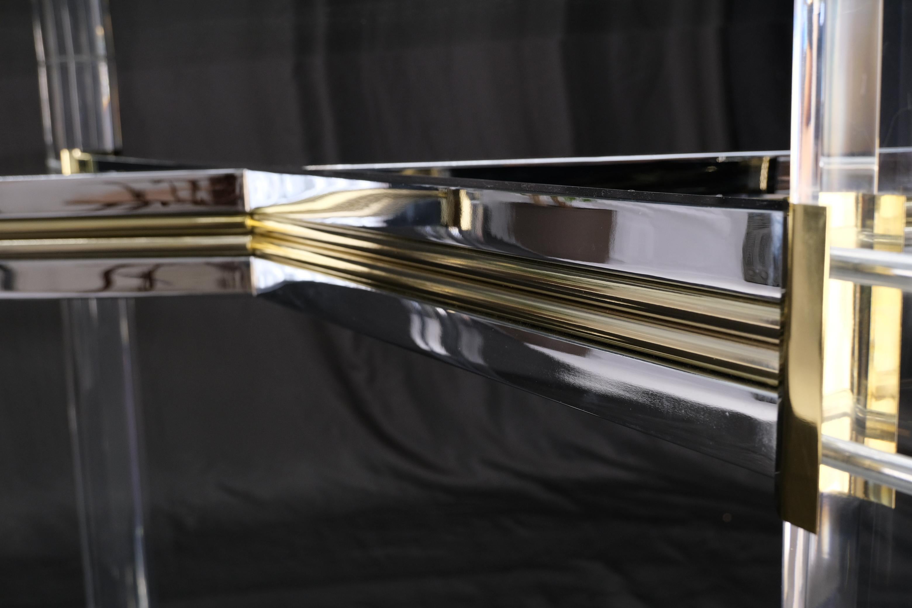 Rechteckiger Esstisch mit abgeschrägter Glasplatte, Chrom, Messing und Lucite in X-Form, Mint im Angebot 9
