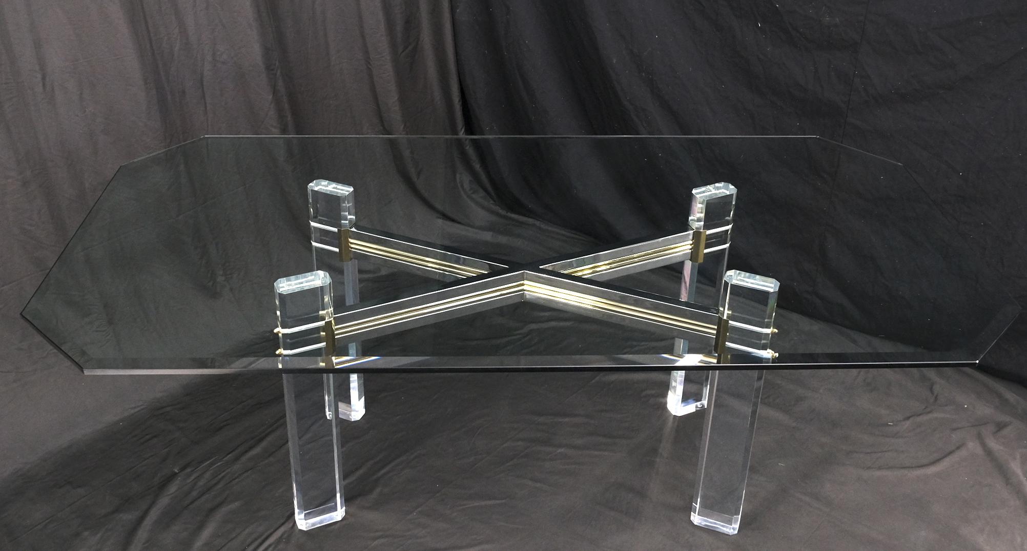 Table de salle à manger rectangulaire en laiton chromé et base en forme de X en Lucite avec plateau en verre biseauté couleur menthe en vente 12