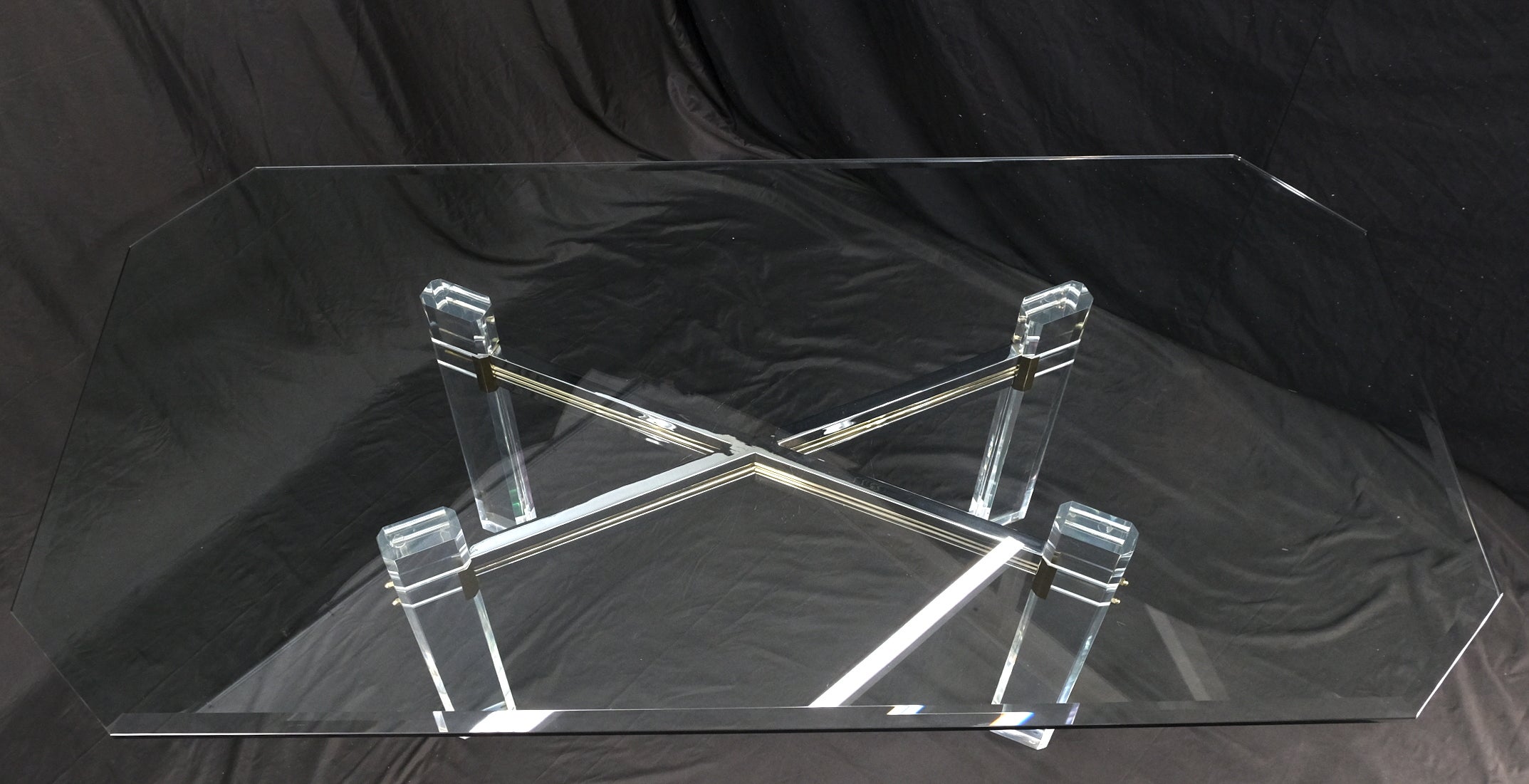 Table de conférence à plateau octogonal en verre biseauté, base en Lucite, chrome et laiton.
