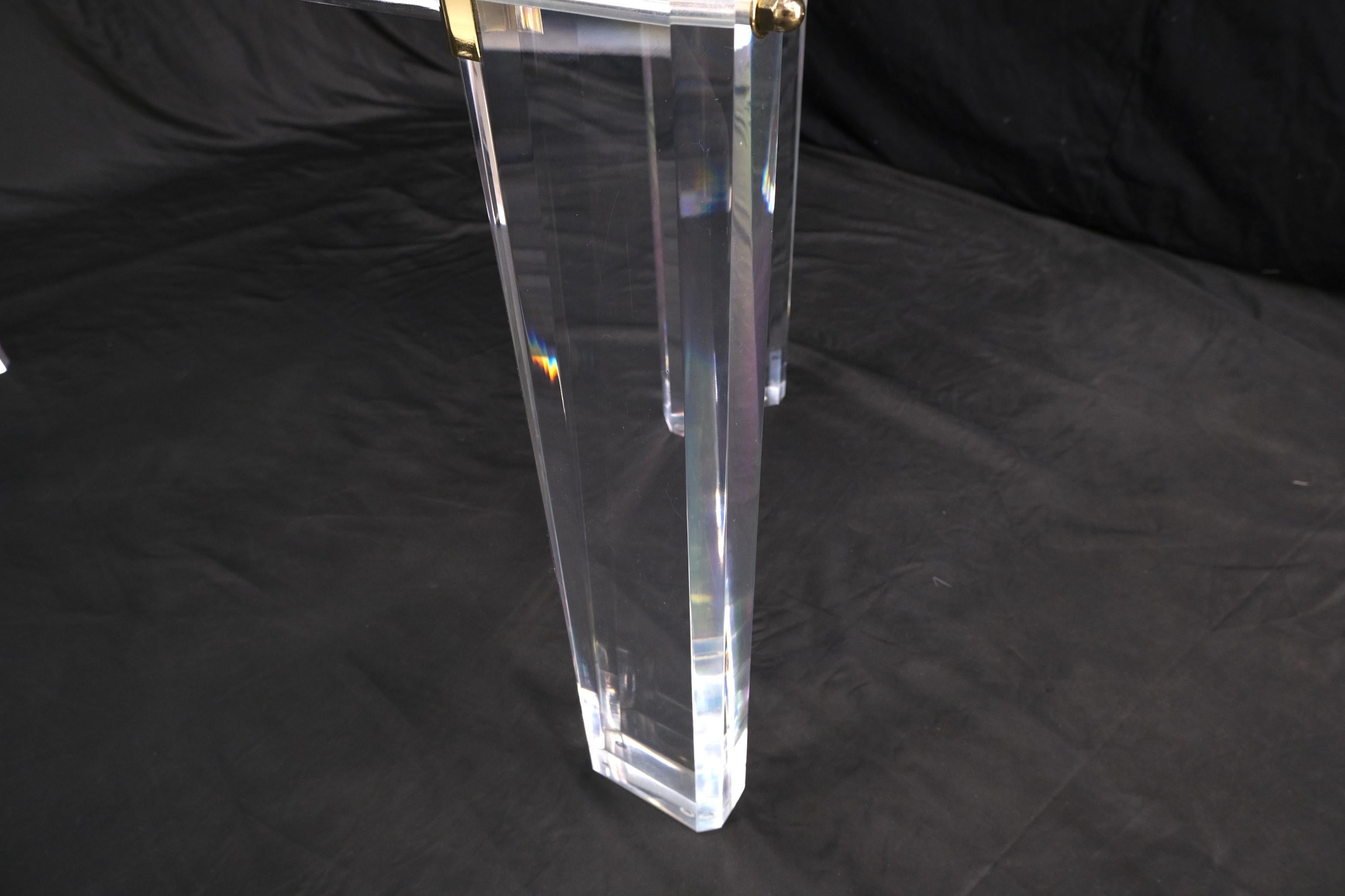 Rechteckiger Esstisch mit abgeschrägter Glasplatte, Chrom, Messing und Lucite in X-Form, Mint im Angebot 1