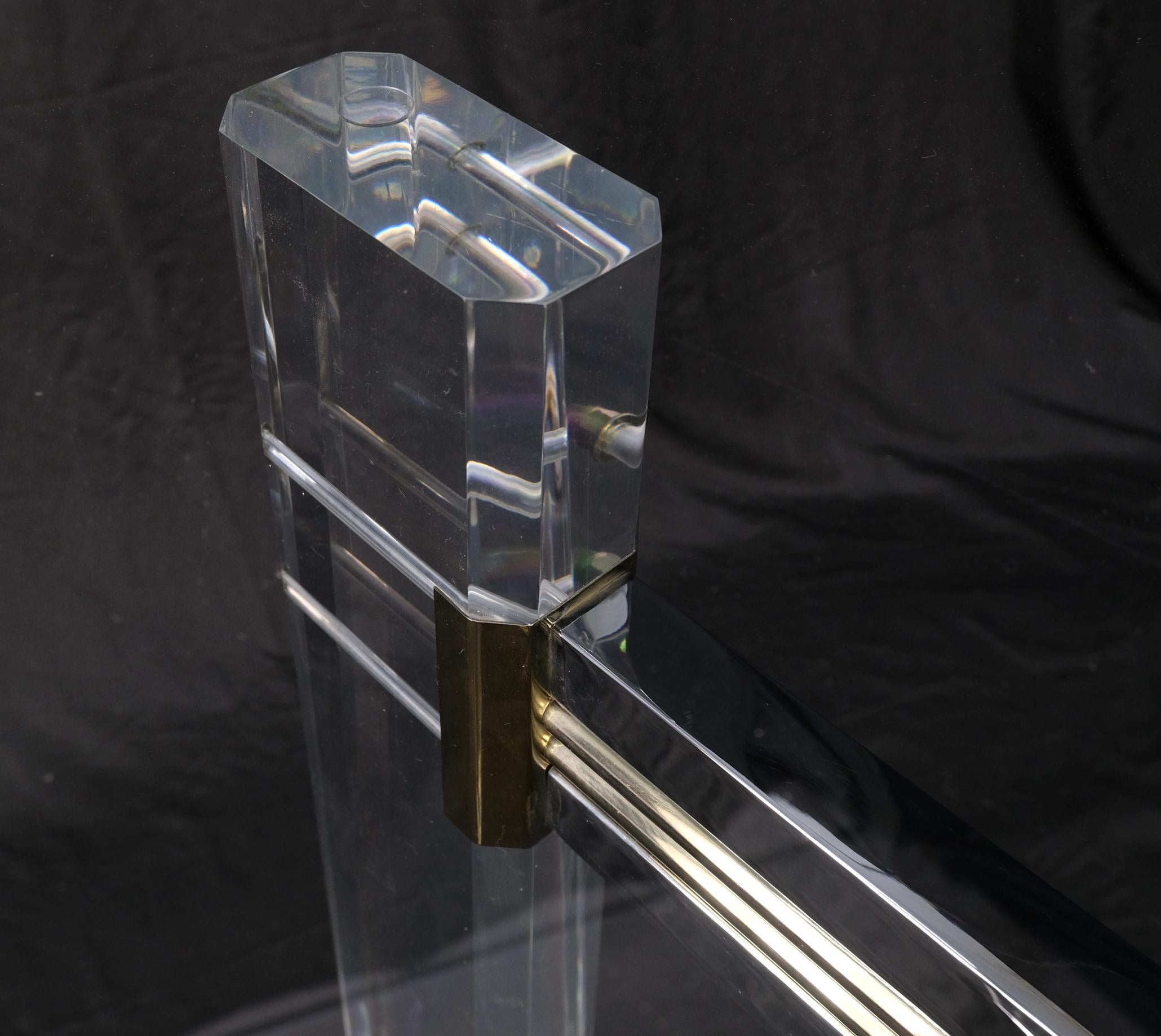 Rechteckiger Esstisch mit abgeschrägter Glasplatte, Chrom, Messing und Lucite in X-Form, Mint im Angebot 2