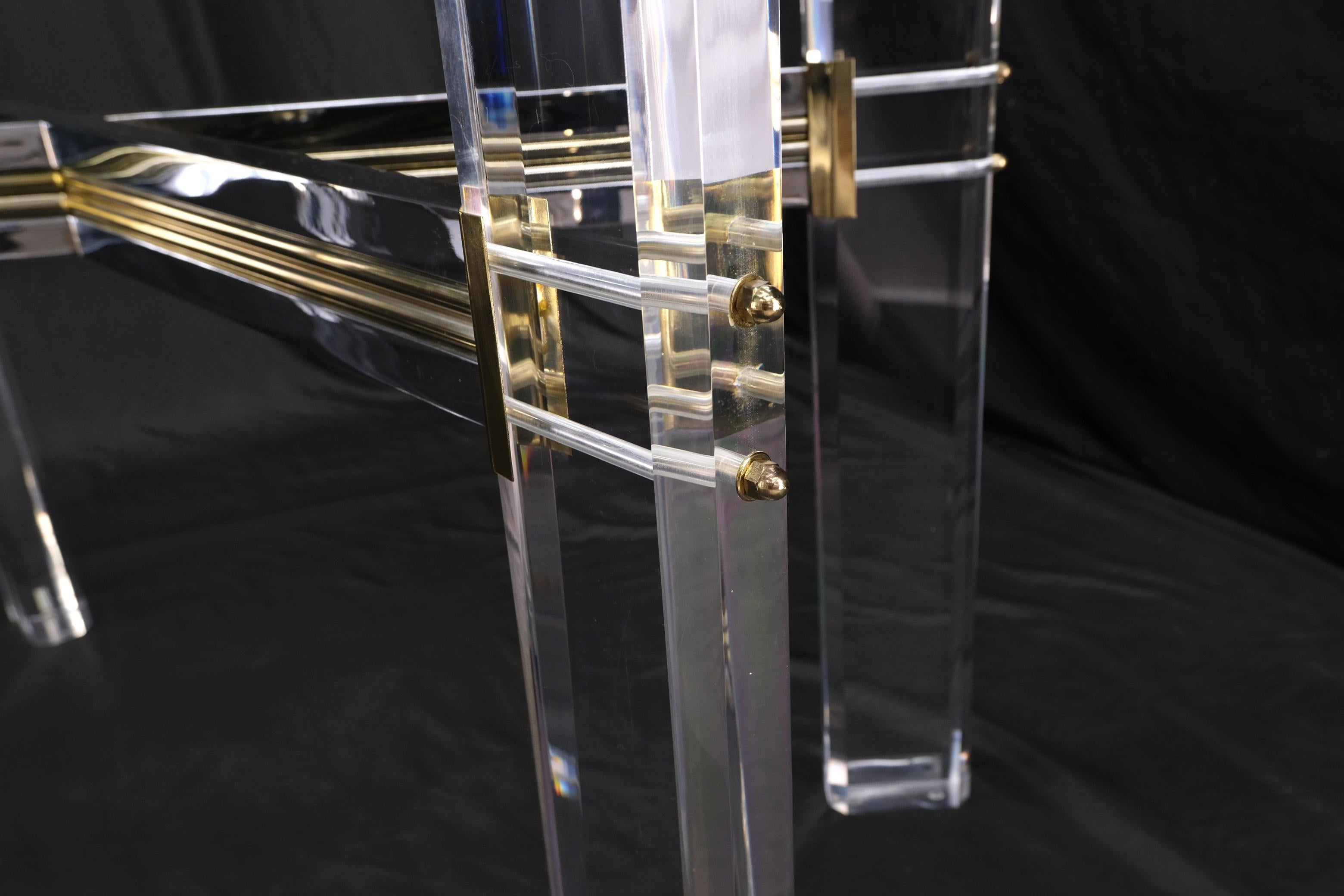 Rechteckiger Esstisch mit abgeschrägter Glasplatte, Chrom, Messing und Lucite in X-Form, Mint im Angebot 3