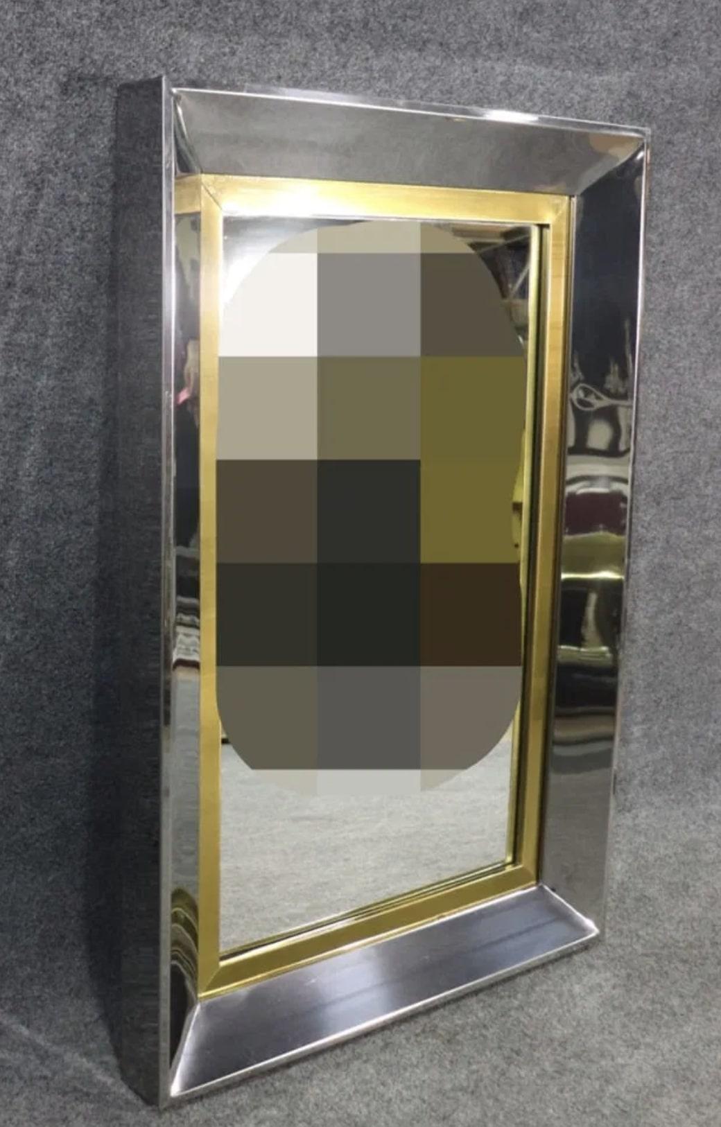 Specchio da parete moderno di metà secolo con cornice in ottone e cromo lucido. Realizzato in Spagna con un design moderno ed elegante.
Si prega di confermare la posizione NY o NJ
