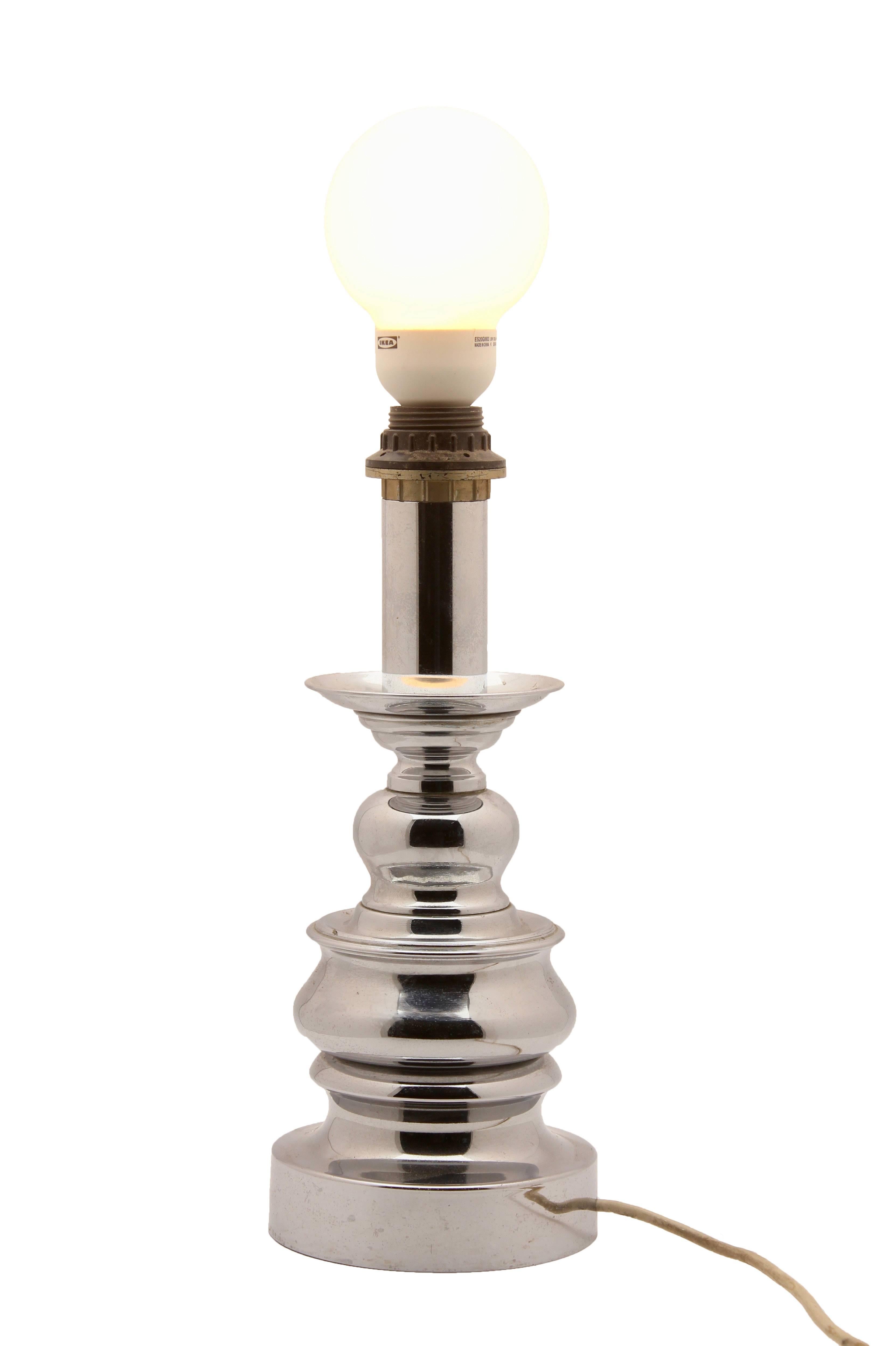 Große verchromte Tisch- oder Schreibtischlampe, hergestellt in Deutschland in den späten 1960er Jahren.
Die Lampe hat eine E27 Edison Schraubfassung.

Und sicher für den sofortigen Einsatz in der Welt.

Die Größen sind ohne Lampenschirm