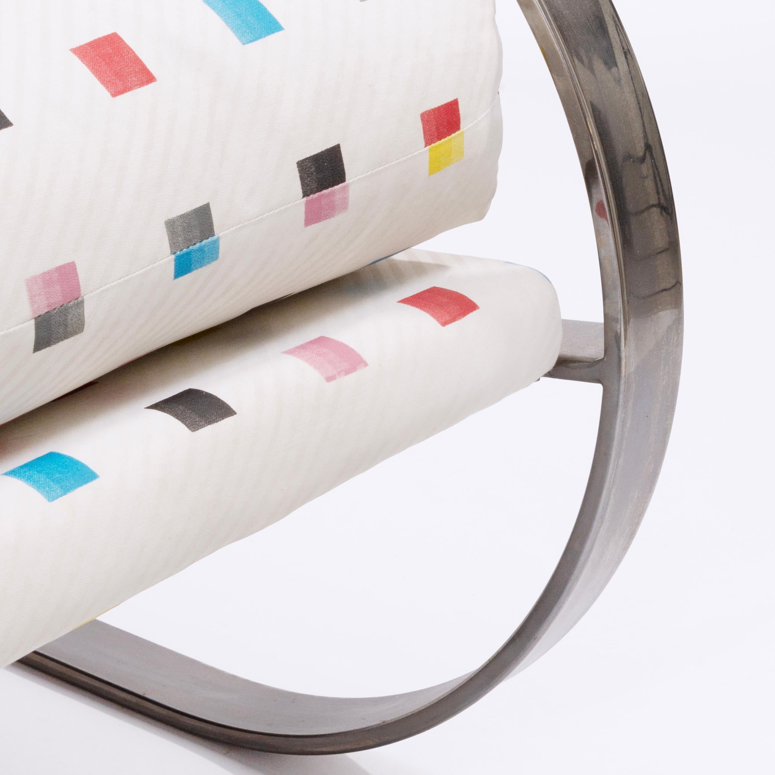 XX secolo Sedia da salotto a sbalzo cromata con rivestimento geometrico colorato per Swaim in vendita
