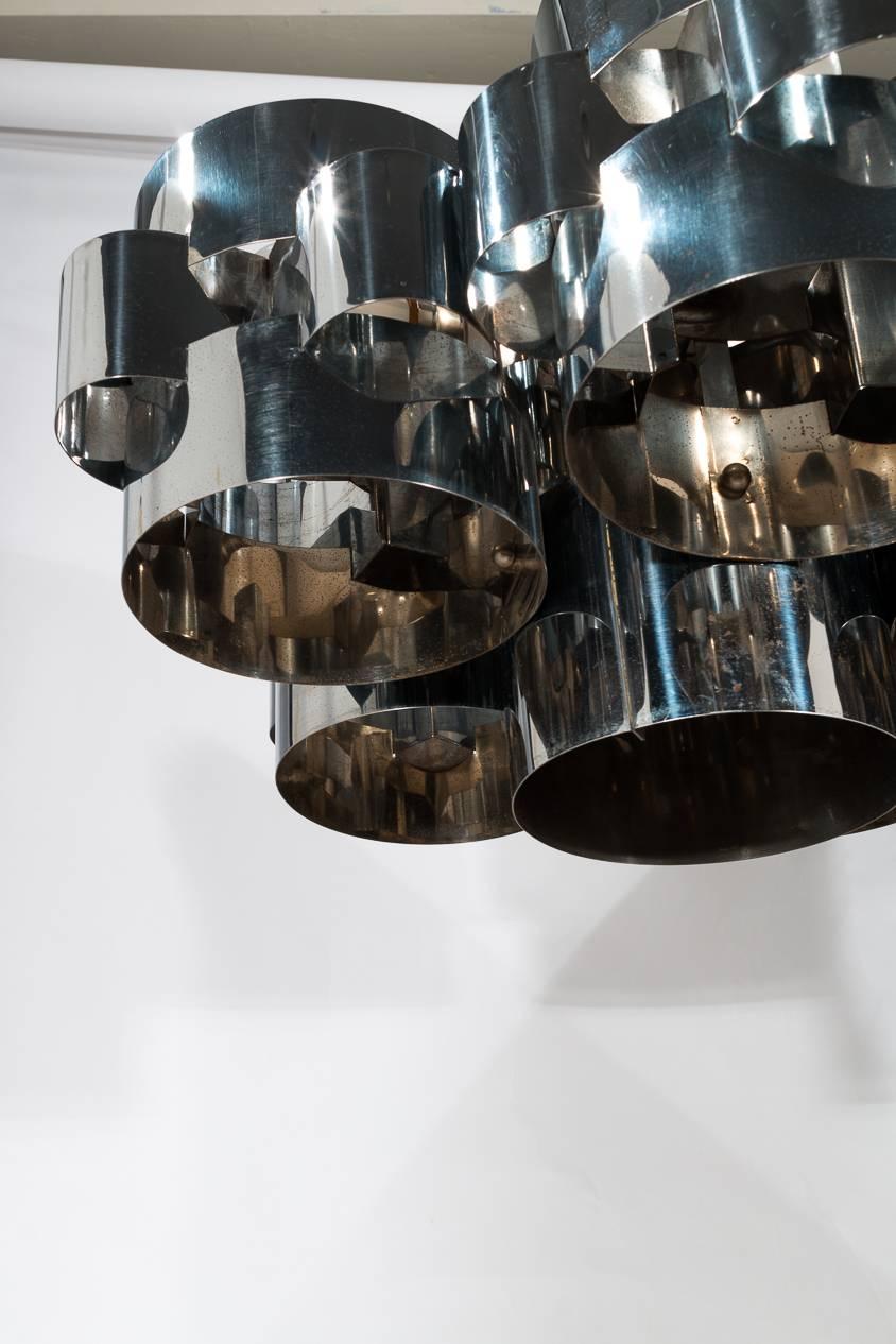 This chandelier is perfect for that 1960s-1970s vibe. It provides good upward and downward light, hence it lights the ceiling and floor simultaneously. It has a beautiful glow at the edges.
Curtis Jere was one of the master Houses for Metal Art and