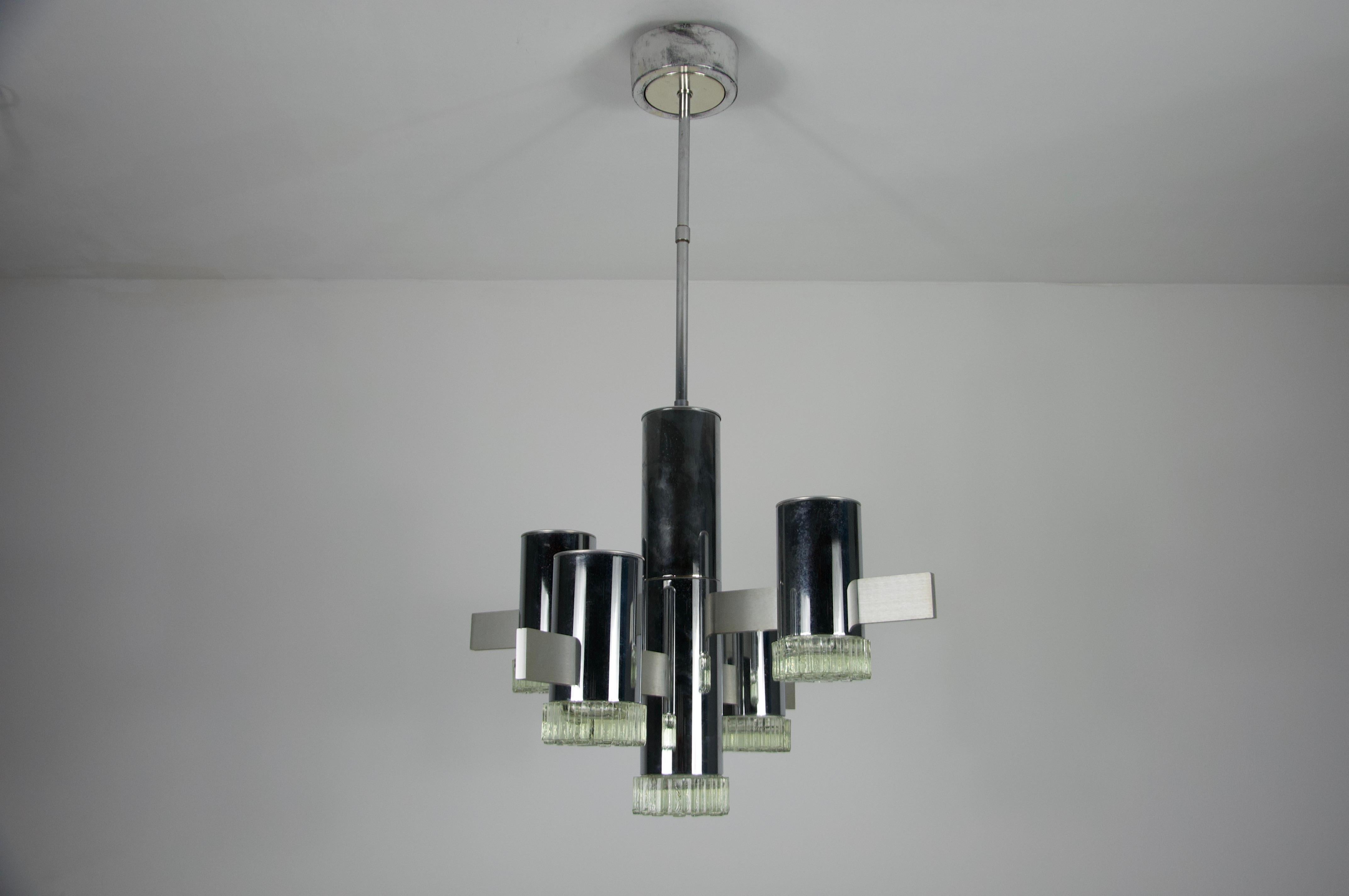 Questa suggestiva lampada da soffitto, progettata dal rinomato designer italiano Gaetano Sciolari negli anni '60, è un mix perfetto di geometria modernista ed elegante artigianato. Caratterizzata da un design audace e scultoreo, la lampada è