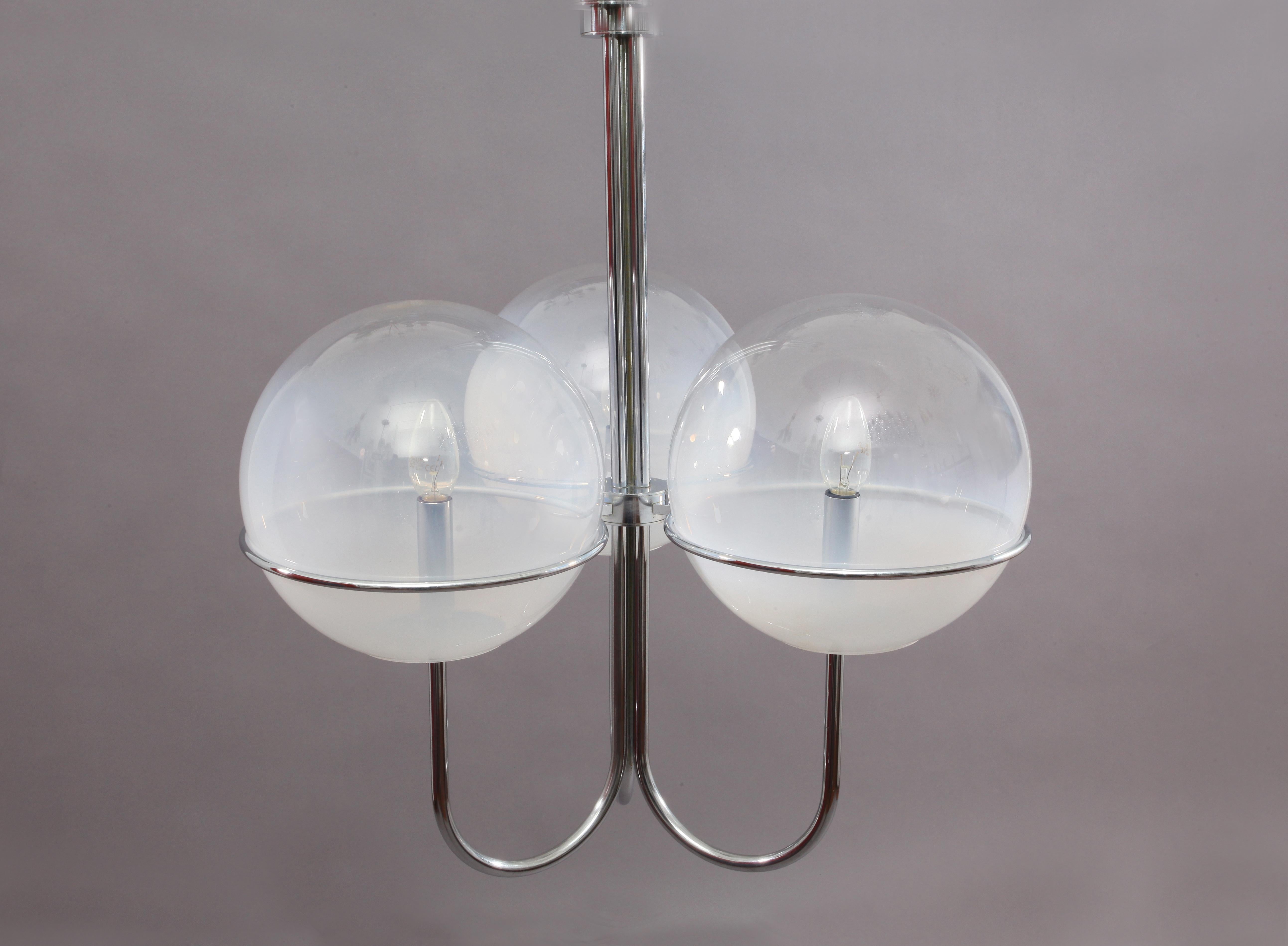 Chrome chandelier
Italy 1960
Mazzega Murano
three big opaline glass balls.