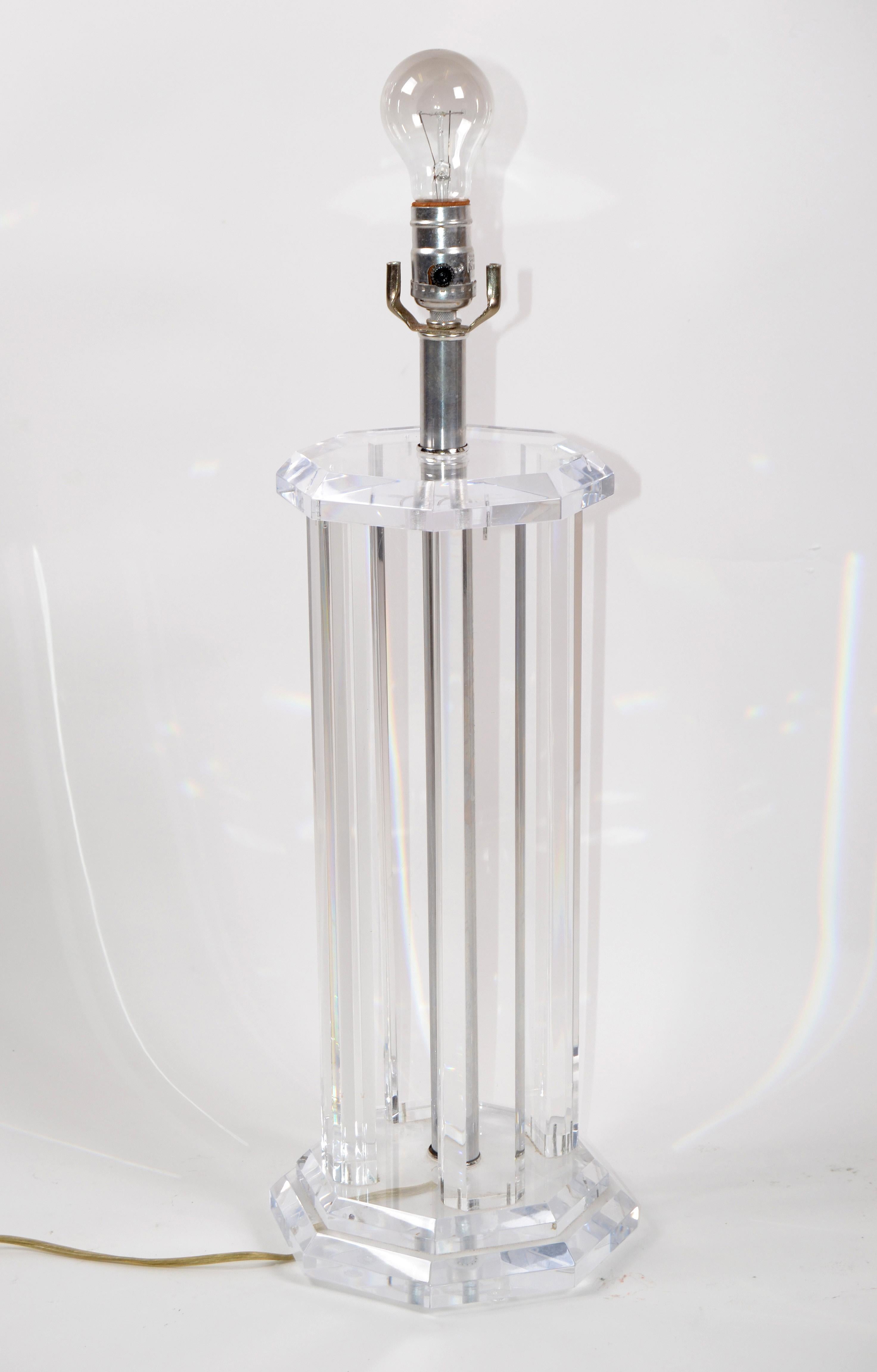 Chrome and Clear Lucite Mid-Century Modern Octagonal Table Lamp, 1970s In Good Condition For Sale In Miami, FL