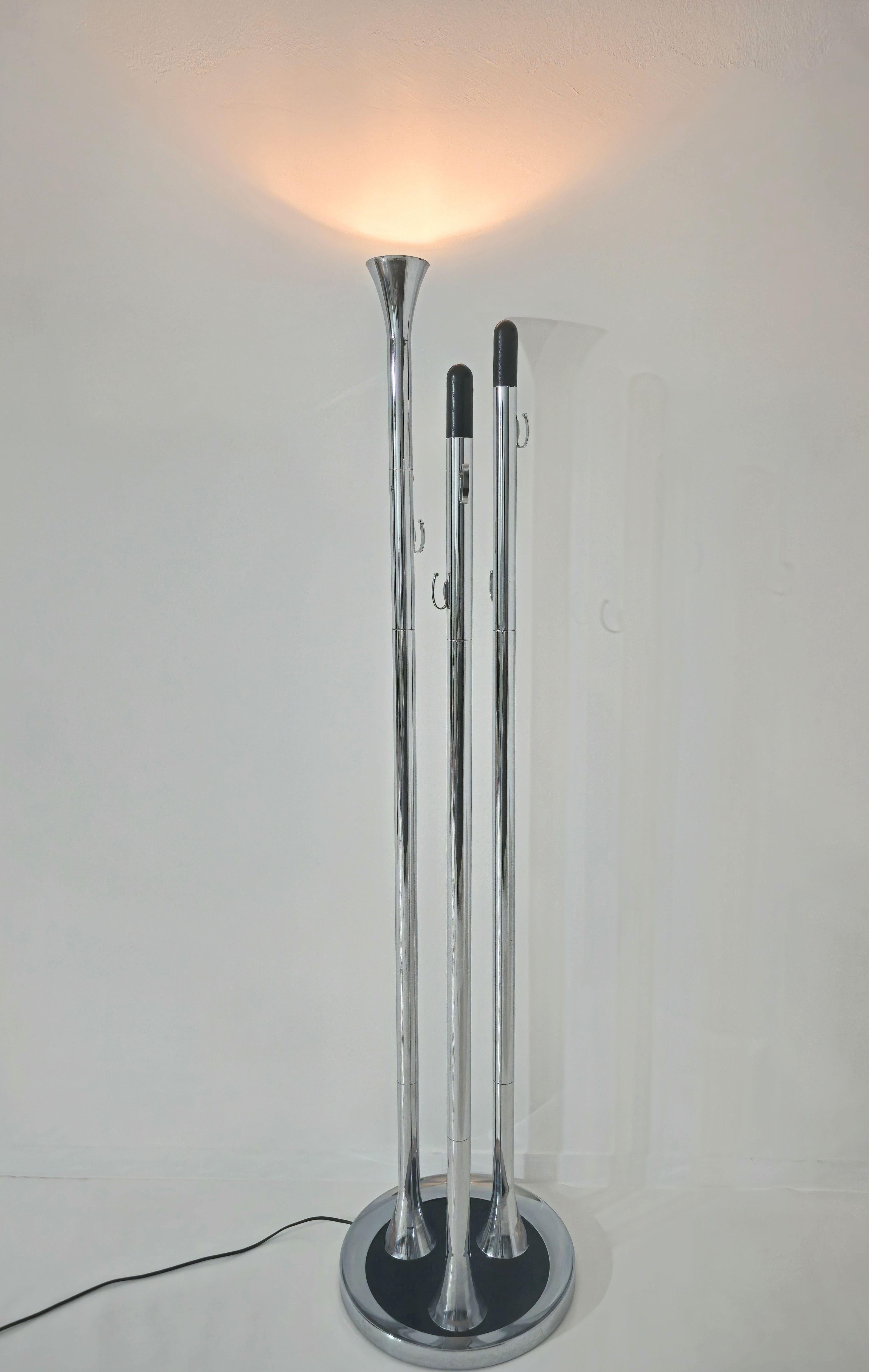 In seiner Art seltener, verchromter Kleiderbügel mit Licht. Gestell aus Stahl und verchromtem Messing. Zubehör aus dunklem Holz. Es hat eine besondere Zusatzfunktion, nämlich ein über ein Potentiometer einstellbares Licht, wie auf dem Foto zu sehen.